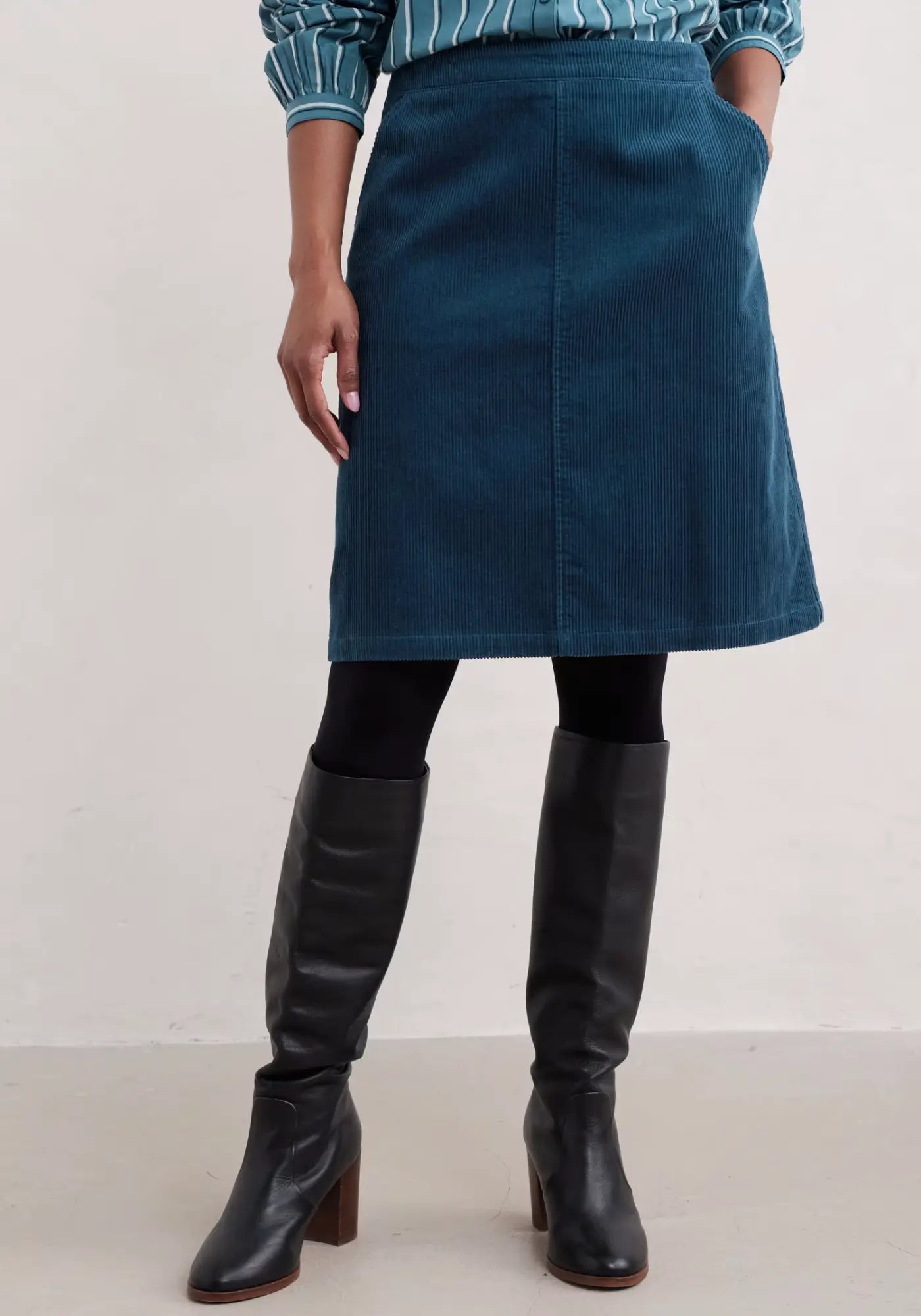 Eleganter A-Linien-Rock aus weichem Cordstoff mit großzügigen Seitentaschen und verdecktem Reißverschluss.