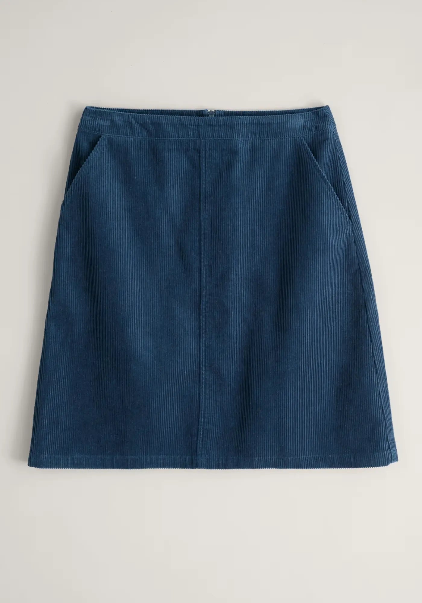 Der Dovetail Rock in A-Linie aus samtweichem Bio-Baumwollcord in der Farbe Sea Cave mit seitlichen Taschen und Reißverschluss.