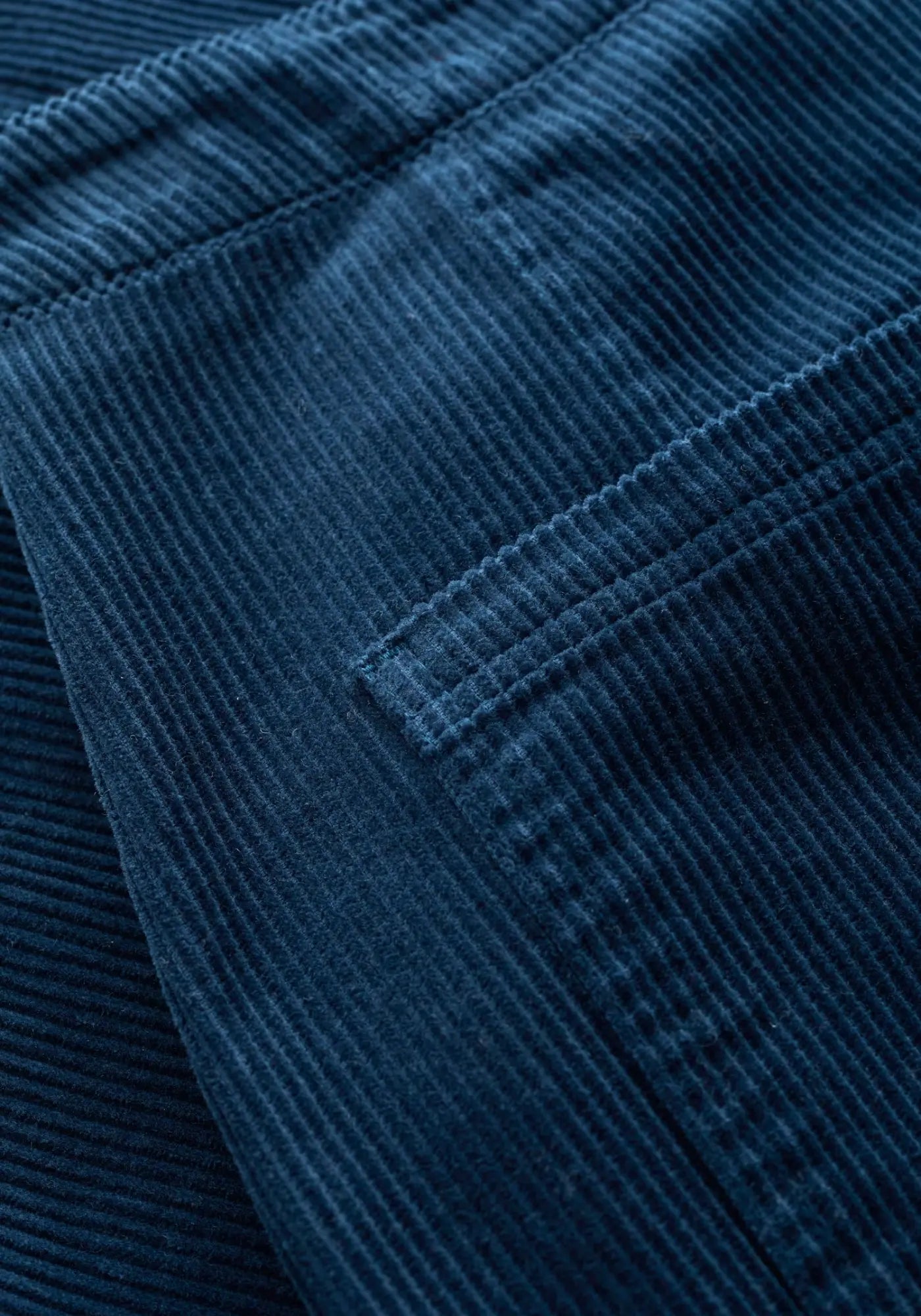 Rock in A-Linie, sitzt auf der natürlichen Taille, gefertigt aus nachhaltiger Bio-Baumwolle, gefüttert mit recyceltem Polyester.