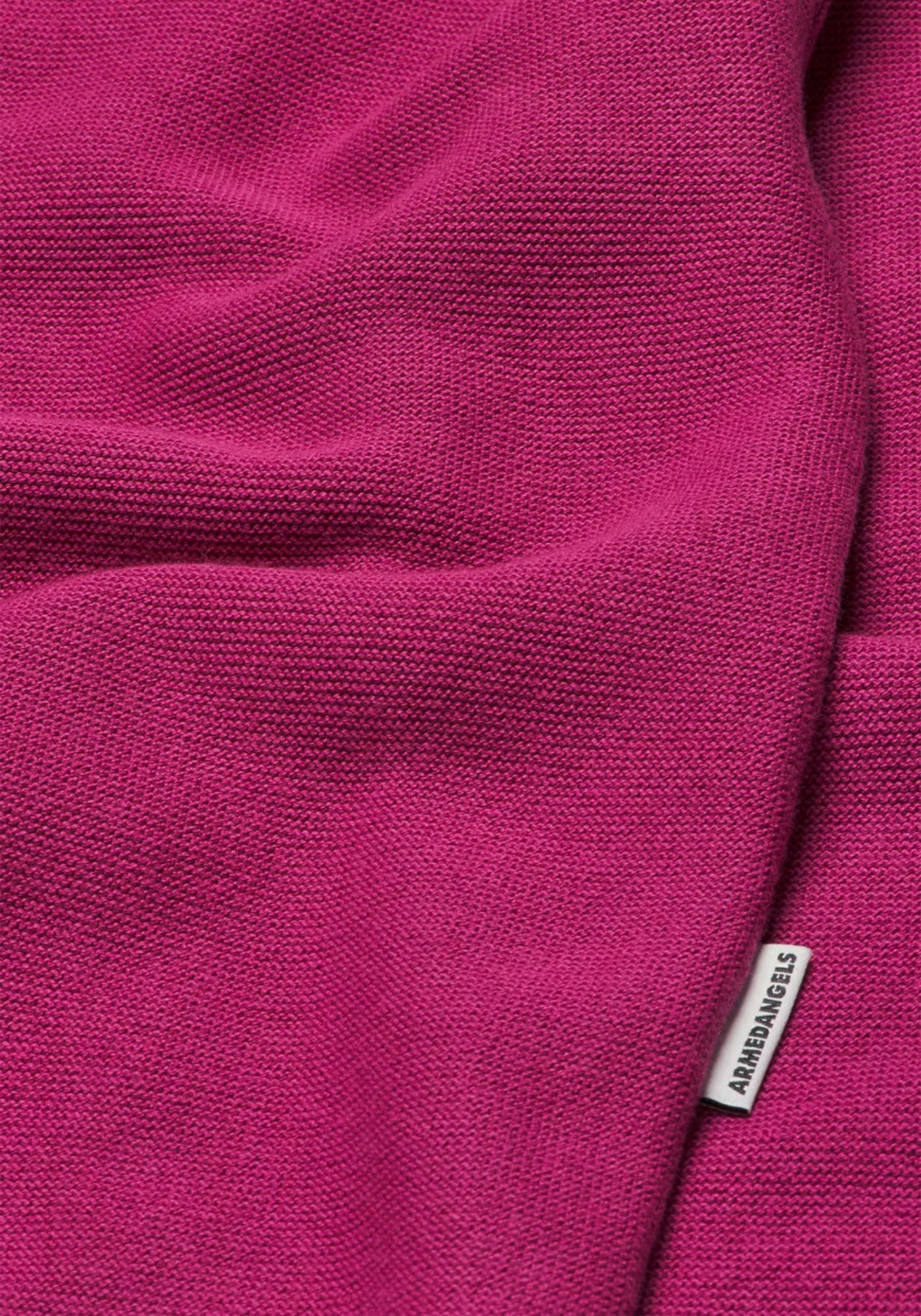 Nahaufnahme des feinen, links gestrickten Baumwollstoffs in leuchtendem Pink, weich und formbeständig, ideal für jeden Tag.