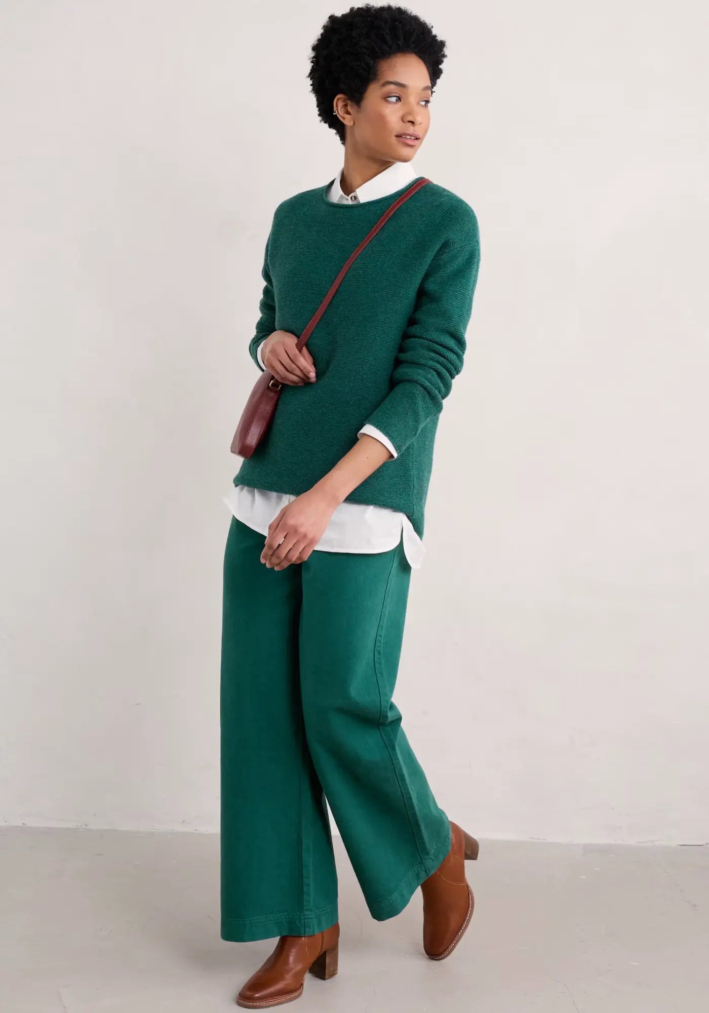 Der Fruity Pullover in Grün bietet einen entspannten Oversized-Schnitt und ist aus einem weichen Merino-Mix gefertigt. Das elegante Strickmuster und der Boot-Ausschnitt machen ihn vielseitig tragbar.