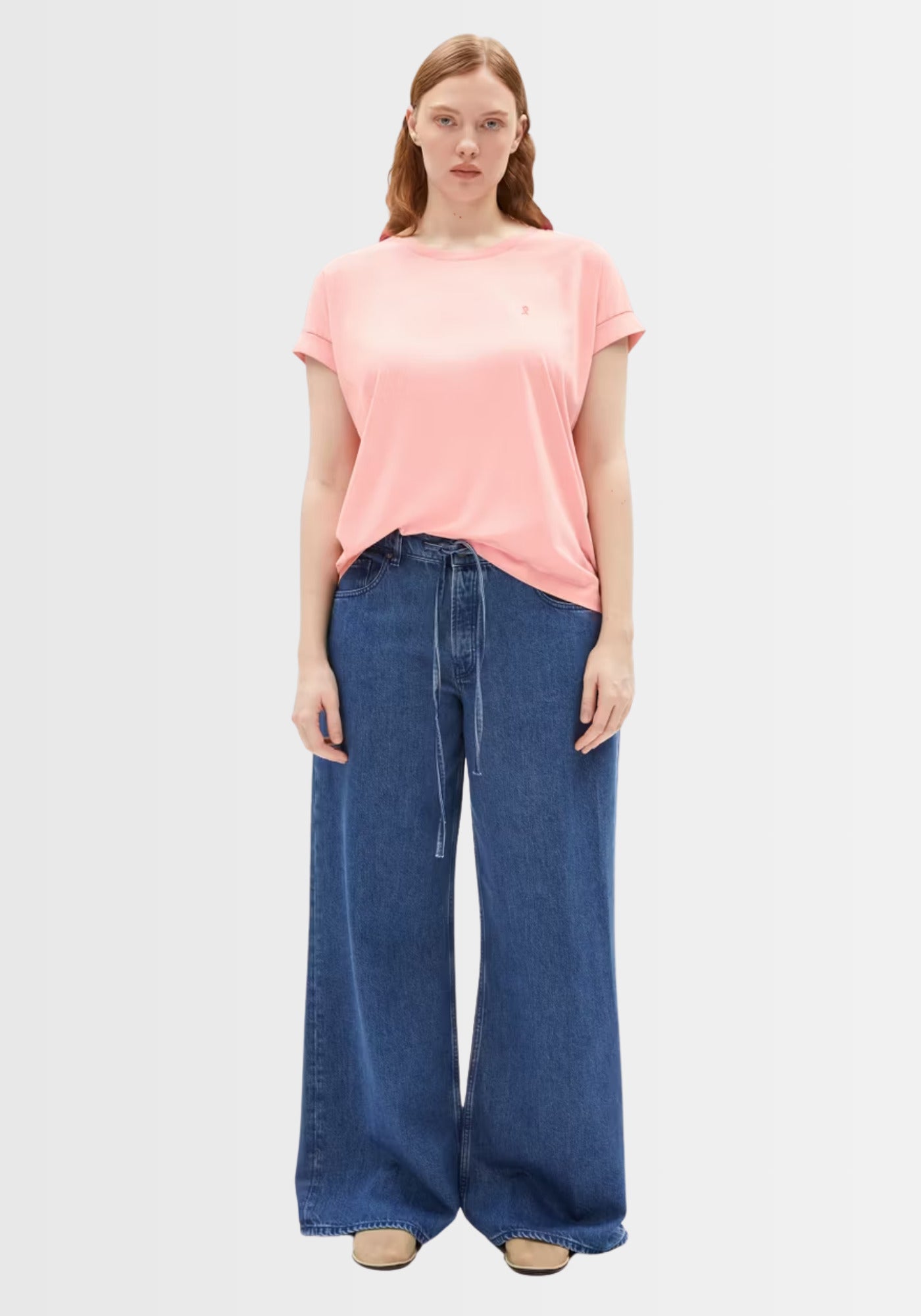 Frontansicht des Idaara T-Shirts in weichem Rosaton, aus 100% GOTS-zertifizierter Bio-Baumwolle, mit umgeschlagenen Ärmeln und kleinem Logostick.