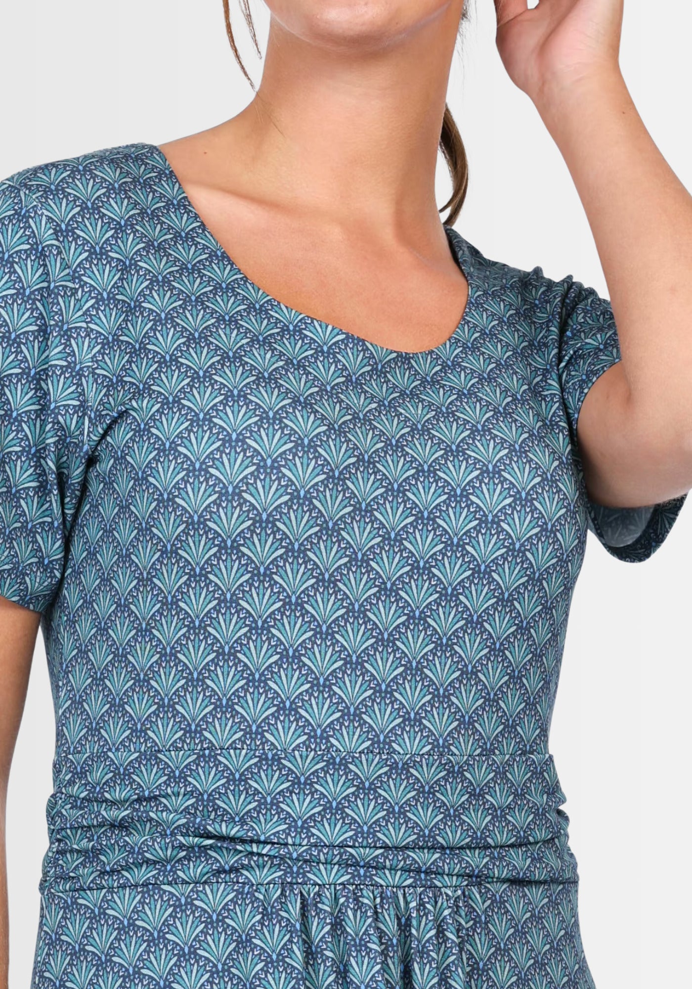Nahaufnahme des leichten U-Boot-Ausschnitts am Kleid „Malindamia“. Die hochwertige Viskose-Elasthan-Mischung verleiht dem Kleid in Navy einen edlen, sommerlichen Touch.