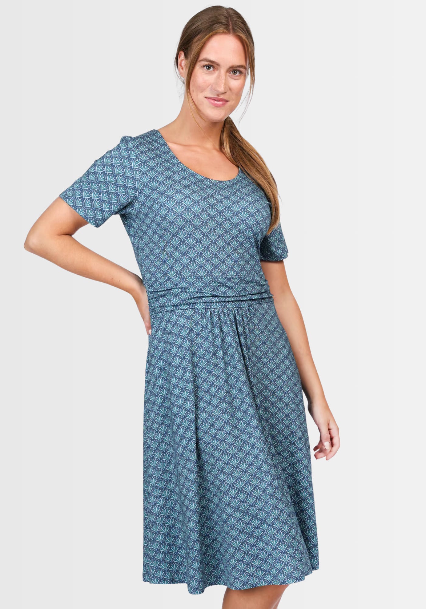 Lifestyle-Aufnahme des Kleids „Malindamia“ in Navy, kombiniert mit hellen Sandalen. Der taillierte Schnitt, die praktischen Taschen und das nachhaltige Material machen dieses Kleid zum perfekten Begleiter für warme Tage.