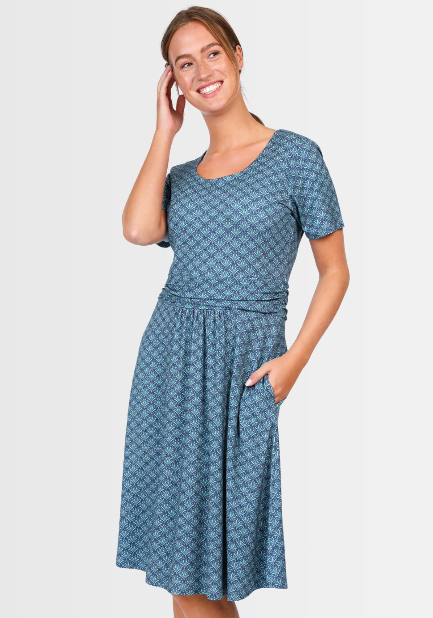 Vorderansicht des Kleids „Malindamia“ in klassischem Dunkelblau (Navy). Das nachhaltige Viskose-Elasthan-Material und der taillierte Schnitt verleihen diesem Midikleid einen eleganten, femininen Charakter.