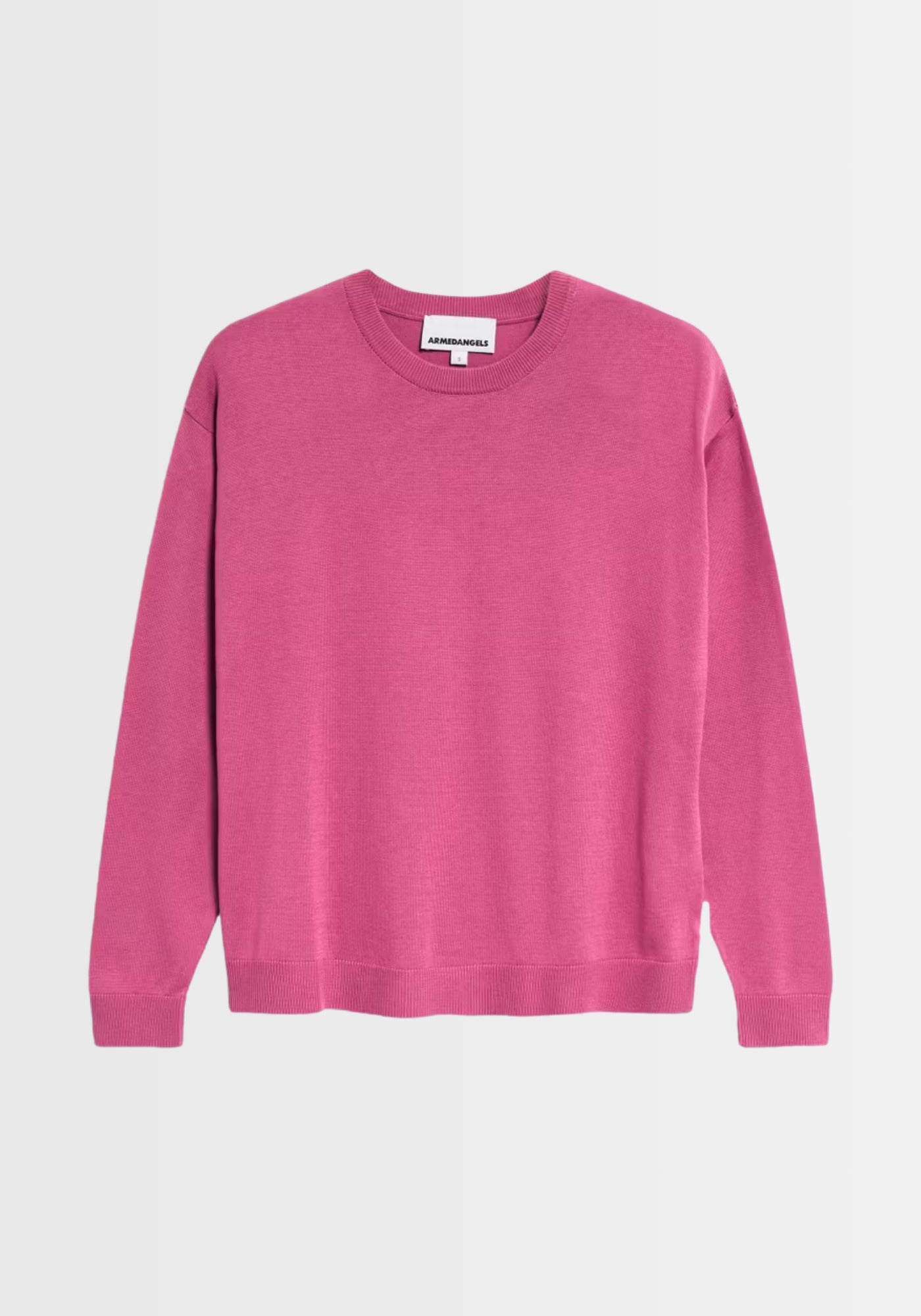 Freigestelltes Bild des Larunaa Sweaters in Crushed Berry, aus 50% Bio-Baumwolle und 50% TENCEL™ Lyocell, das den hochwertigen Feinstrick und die relaxte Passform präsentiert.