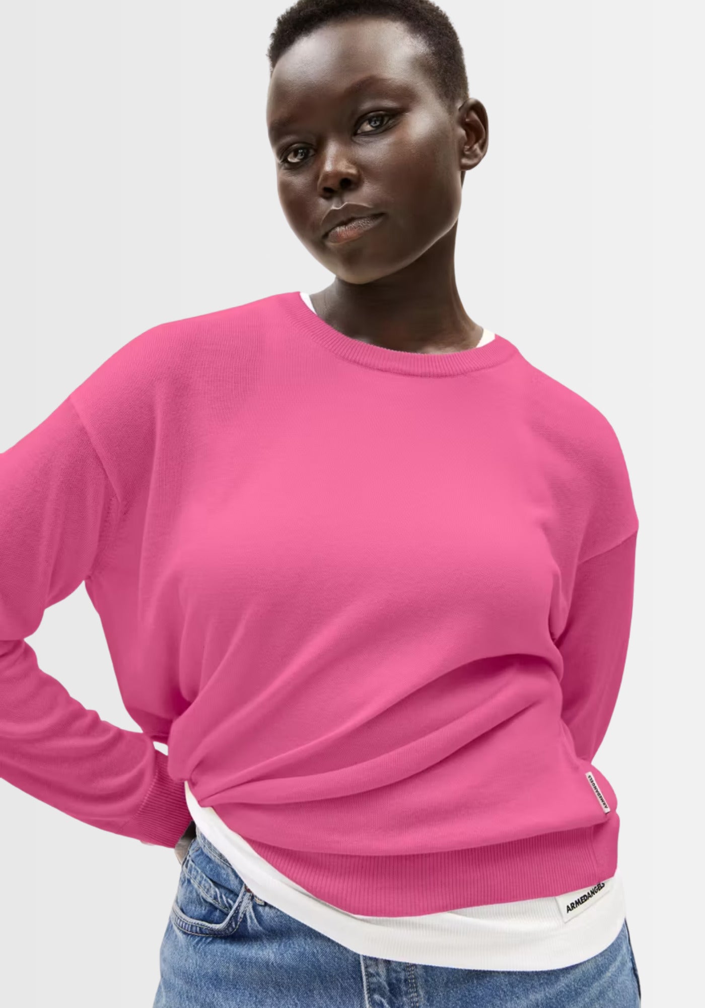 Nahaufnahme des extra feinen Strickmusters des Sweaters in Crushed Berry, das für eine besonders weiche Haptik sorgt und aus nachhaltigen Materialien gefertigt ist.