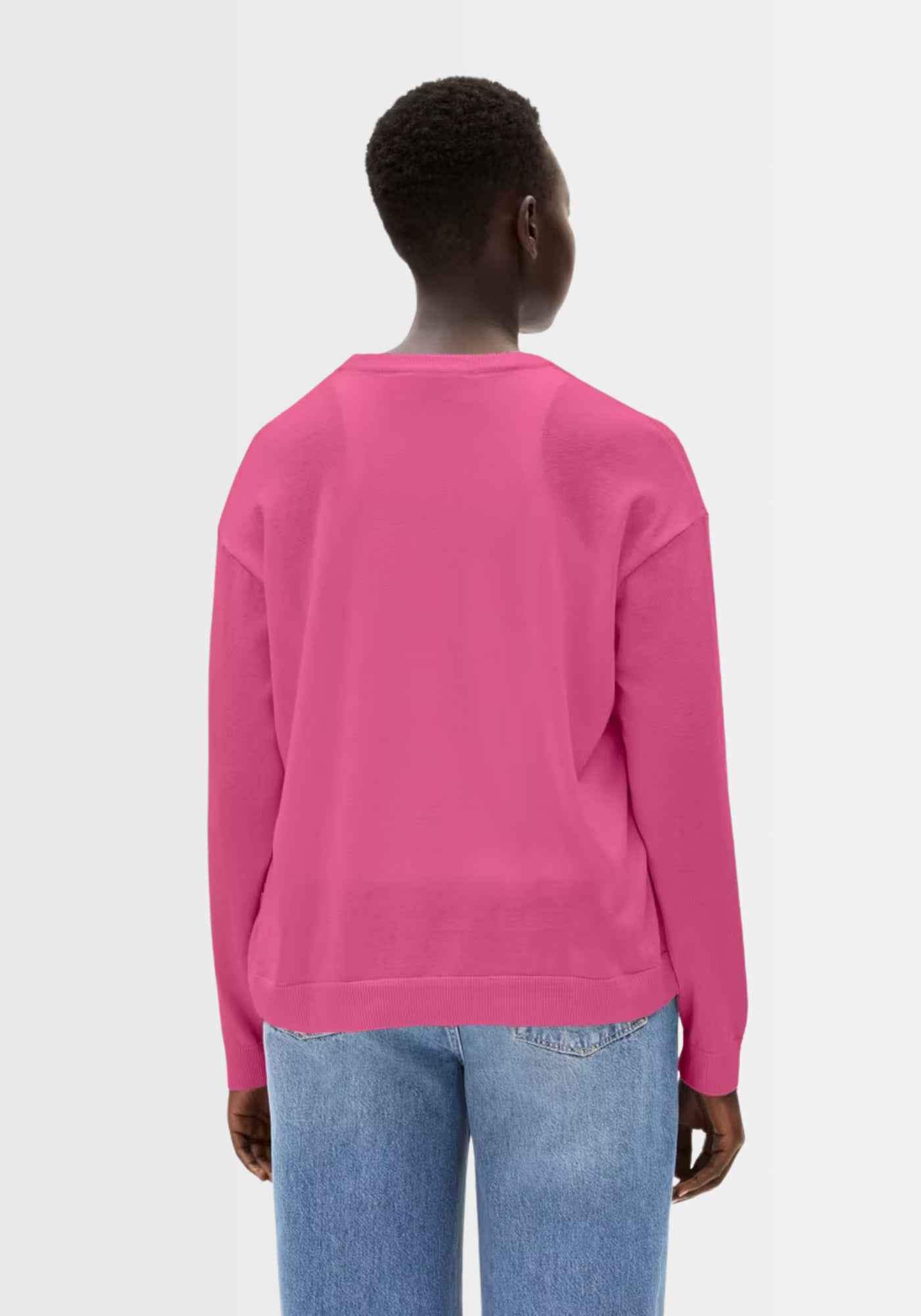 Rückansicht des Larunaa Sweaters in Crushed Berry, die den lockeren, figurbetonten Schnitt und den klassischen Rundhalsausschnitt hervorhebt – perfekt für vielseitige Looks.