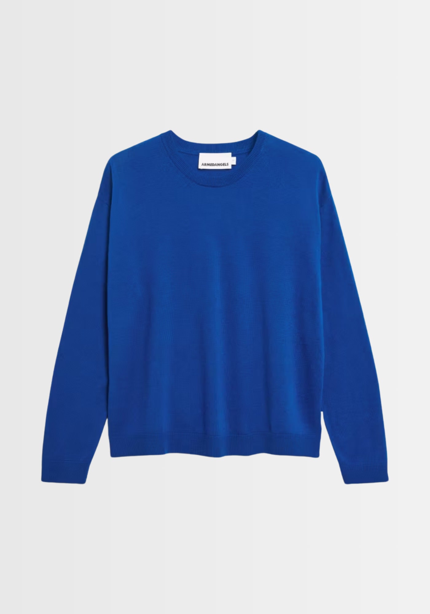 Freigestellter Larunaa Sweater in lapis blue, aus 50 % Bio-Baumwolle und 50 % TENCEL™ Lyocell, ideal als Basic-Piece für vielseitige Outfits.