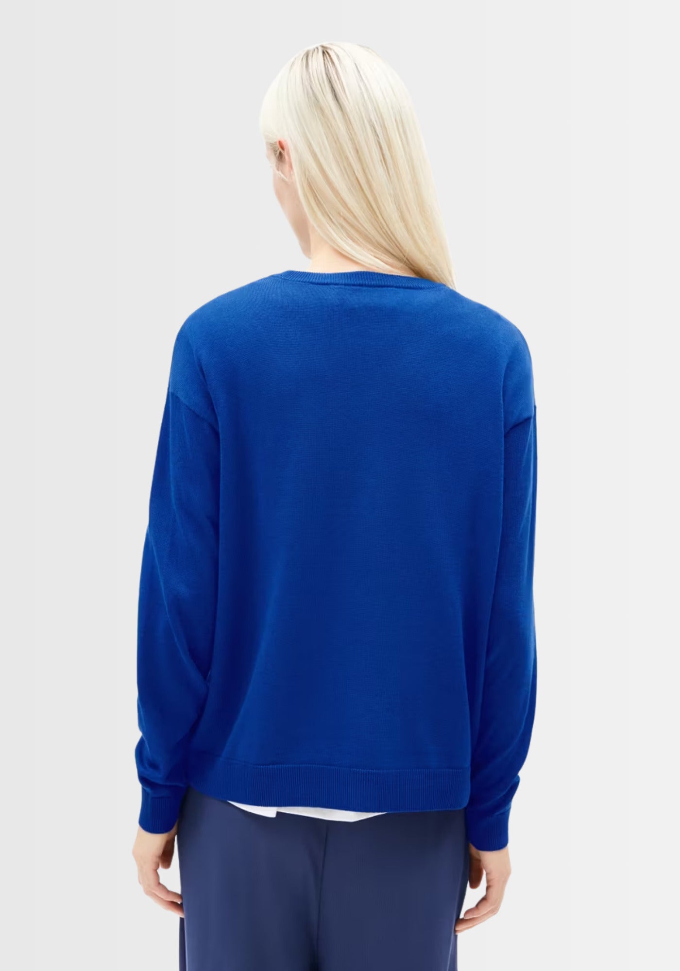 Rückansicht des Larunaa Sweaters in lapis blue, die den locker geschnittenen, figurbetonten Schnitt und die hochwertige Verarbeitung aus nachhaltigen Materialien hervorhebt.