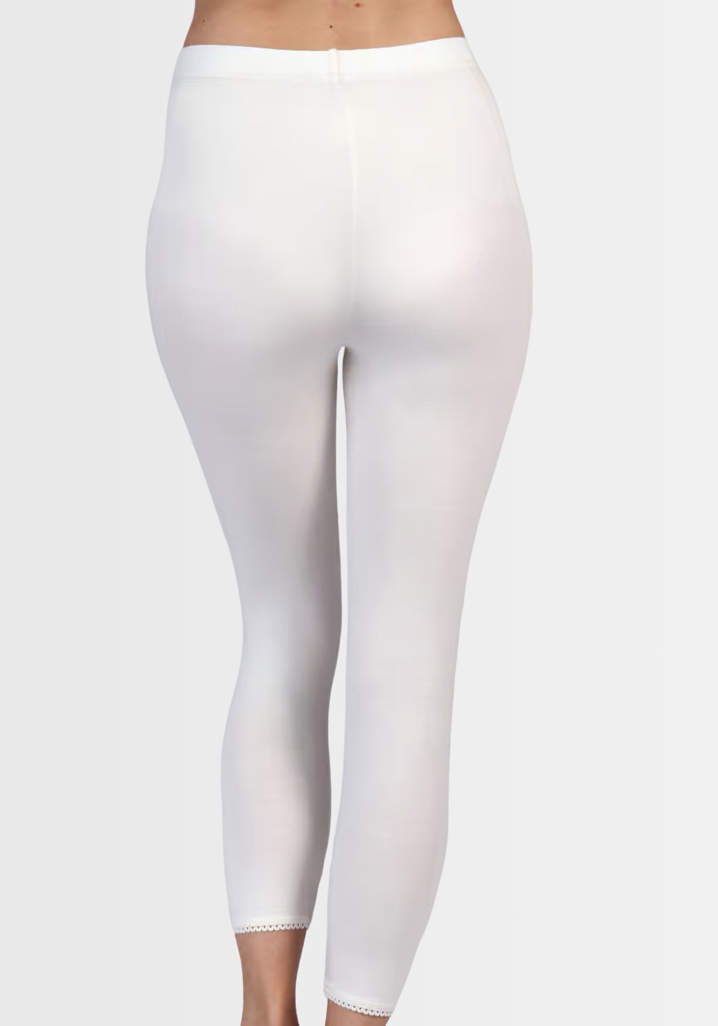 Damen-Leggings in Elfenbein von Sorgenfri Sylt, rückseitige Ansicht mit romantischer Spitzenkante am Saum und bequemem Gummibund.