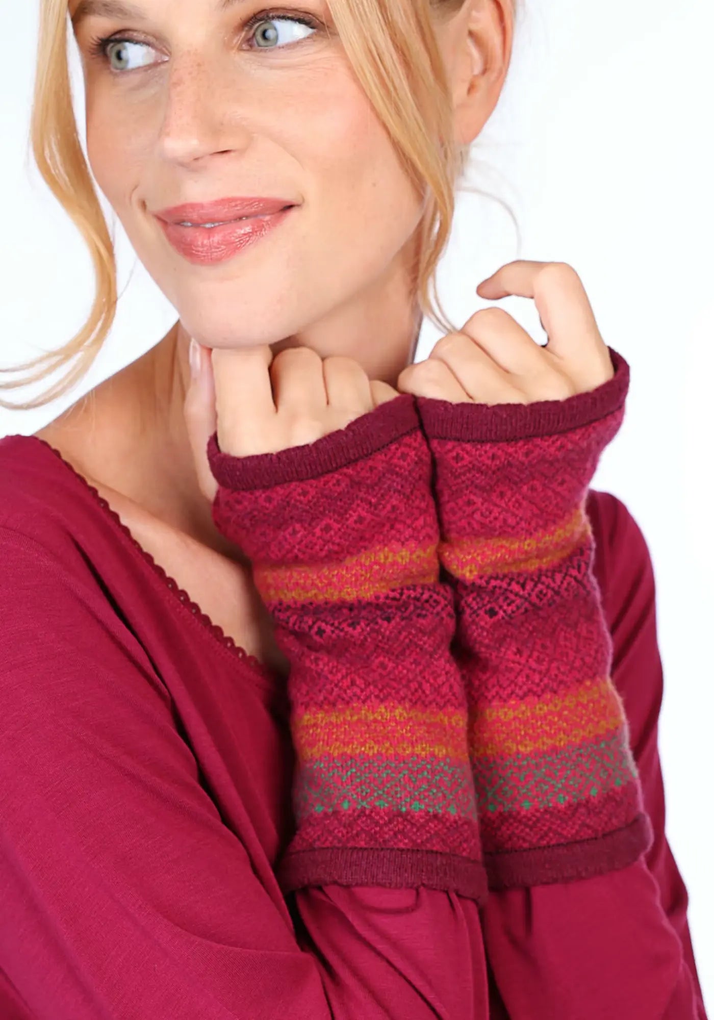 Die Lucy Jacquard Handstulpen in Lila bieten angenehmen Tragekomfort und ein elegantes Jacquard-Muster. Mit Daumenlöchern für einen perfekten Sitz.