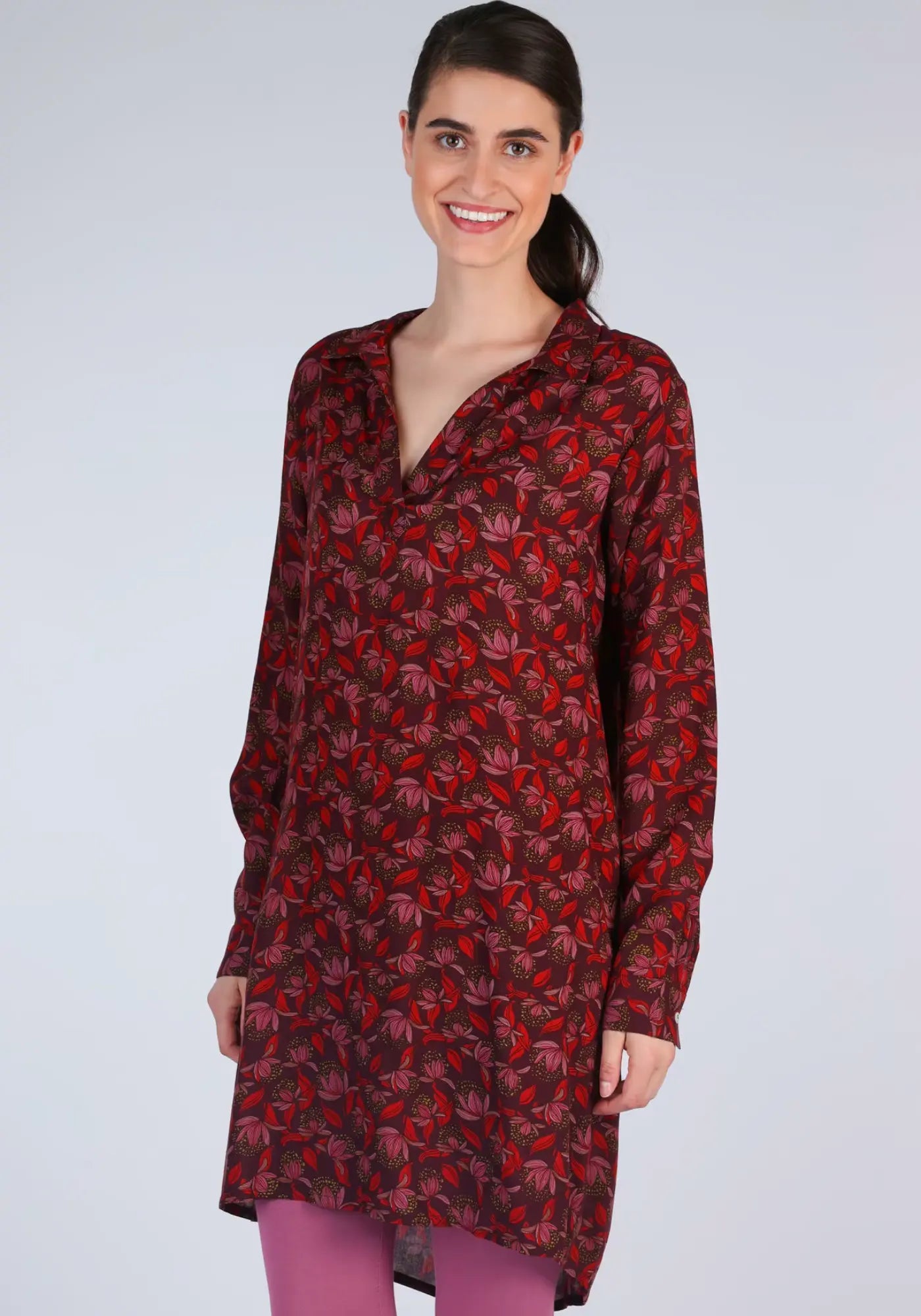 Die Magda Tunika in Rot vereint lockeren Schnitt und florales Design. Der weiche Viskosestoff macht sie ideal für den Übergang in die kühleren Monate, erhältlich bei Lieblingsstuecke.