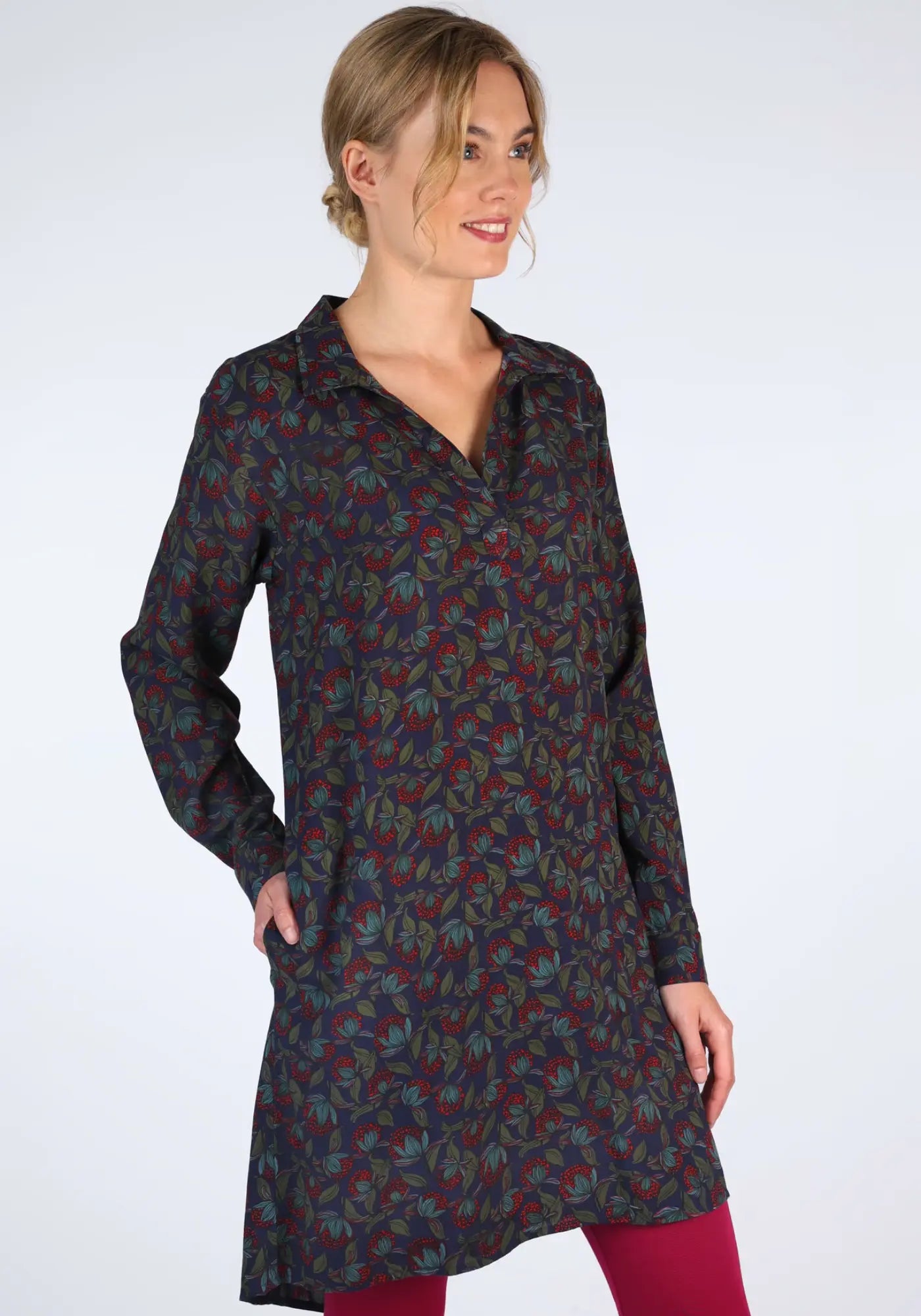 Diese luftige Magda Tunika in Blau ist aus weicher Viskose gefertigt und zeigt einen stilvollen floralen Print. Der perfekte Begleiter für den Übergang in den Herbst.