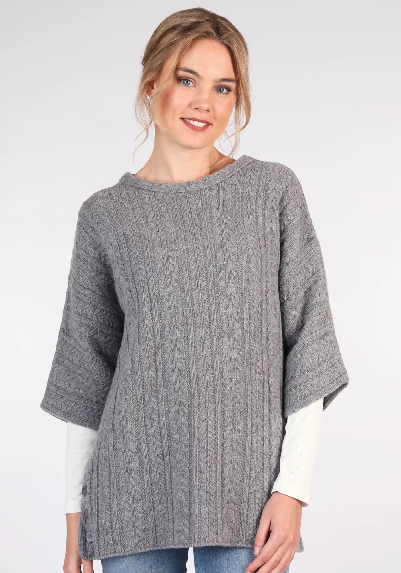 Der Mitzi Pullover in Grau überzeugt mit lässiger Passform und aufwendigem Cable-Muster. Ideal für einen stilvollen und gemütlichen Alltagslook.