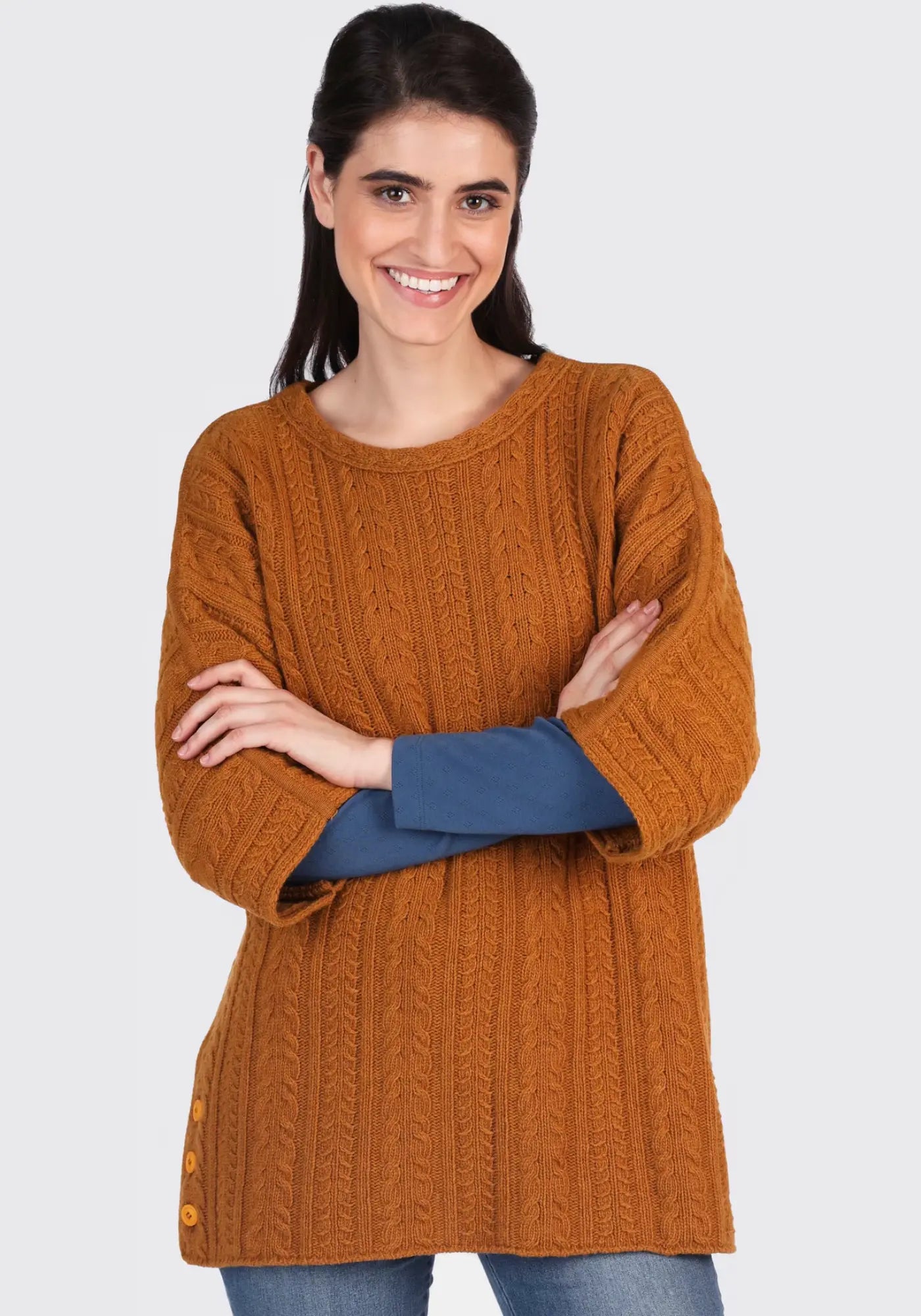 Entdecke den Mitzi Pullover in strahlendem Orange. Der oversized Schnitt und das auffällige Cable-Muster machen ihn zum perfekten Alltagsbegleiter. Jetzt ansehen!