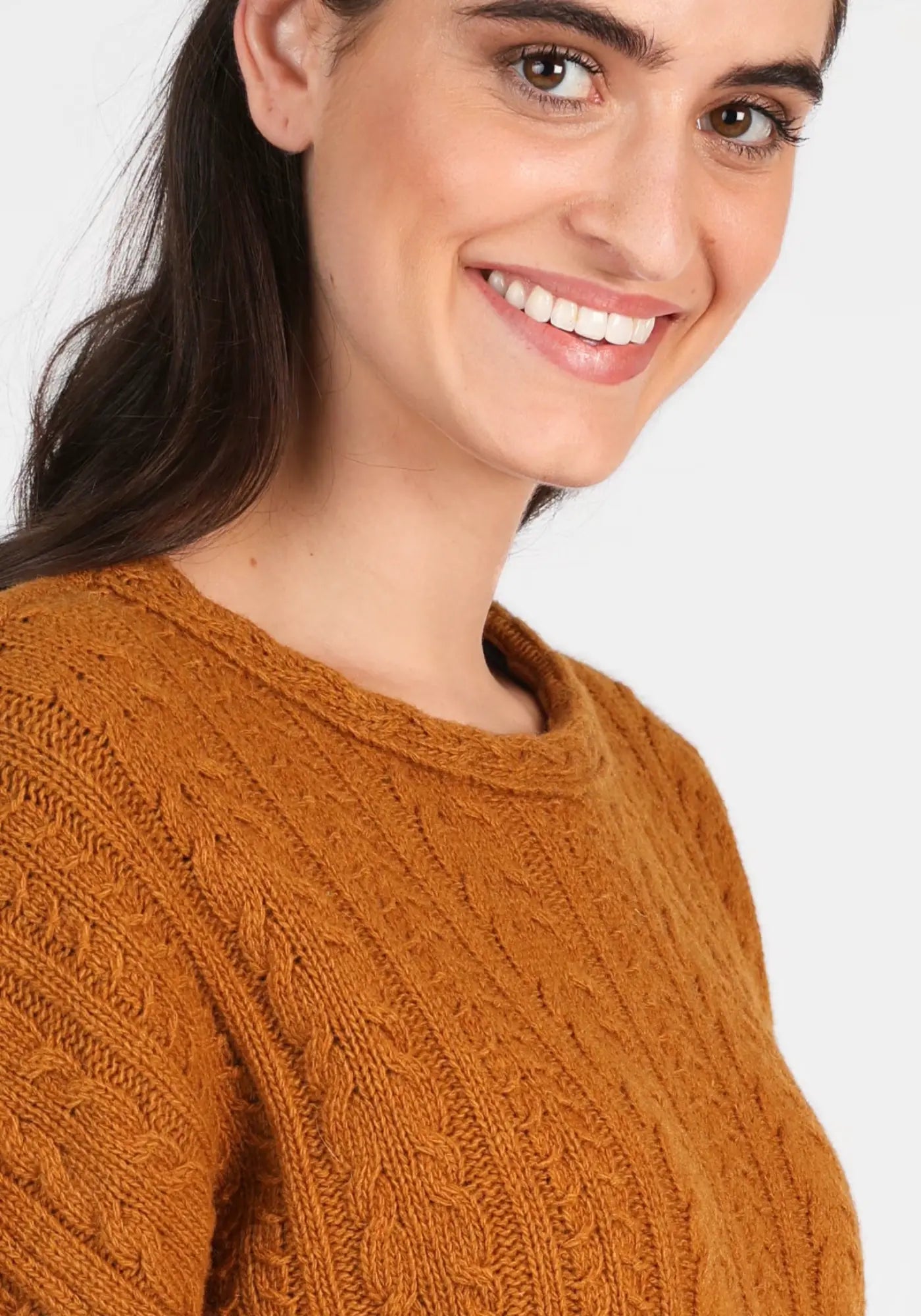 Warm und stilvoll durch den Tag: Mitzi Pullover in Orange. Hochwertige Lambswool, lässiger Schnitt und zeitloses Design – perfekt kombinierbar!