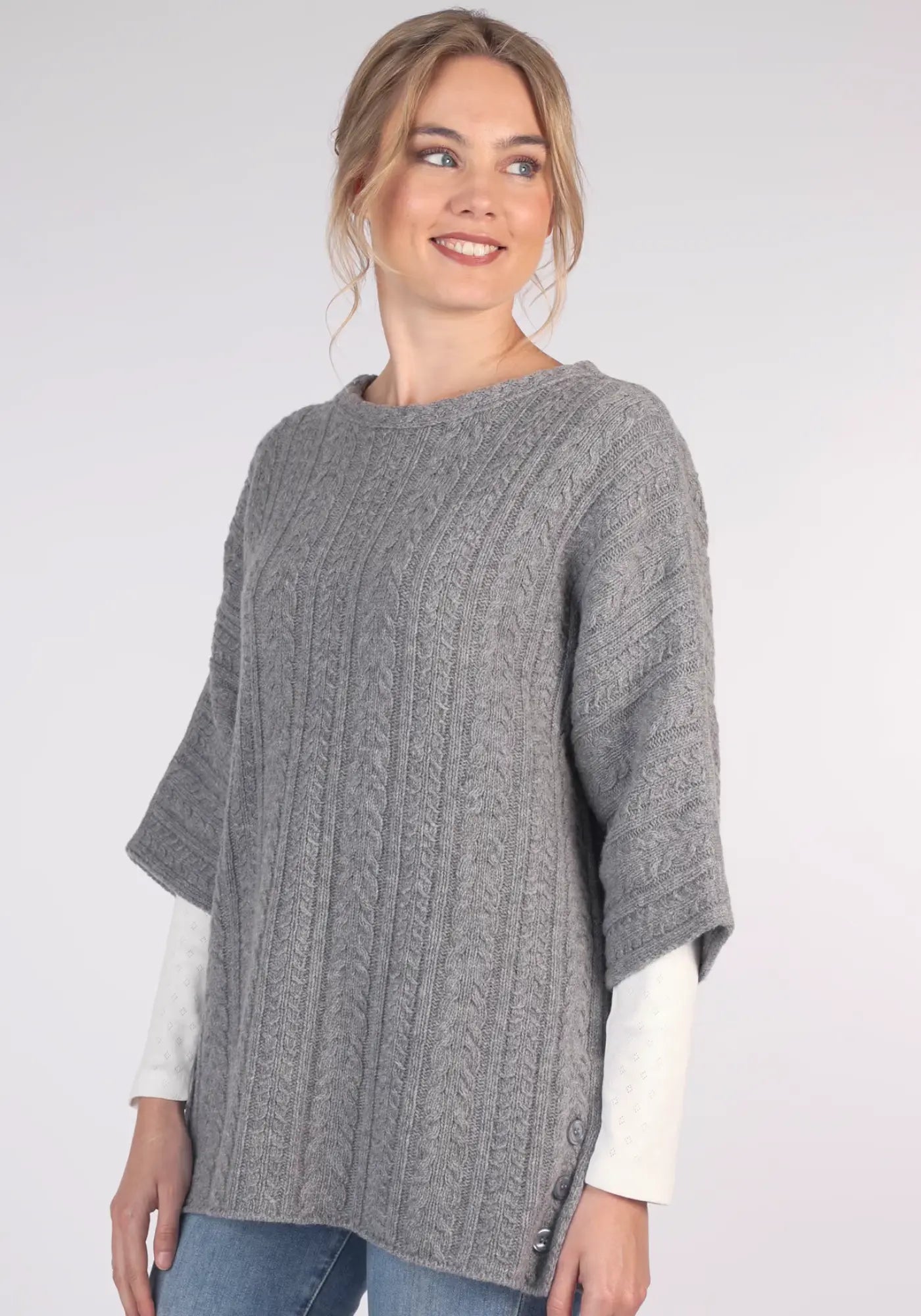 Mitzi Pullover in Grau – Ein vielseitiger Pullover mit lockerer Passform und zeitlosem Rundhals. Kombiniere ihn mühelos für den perfekten Look!