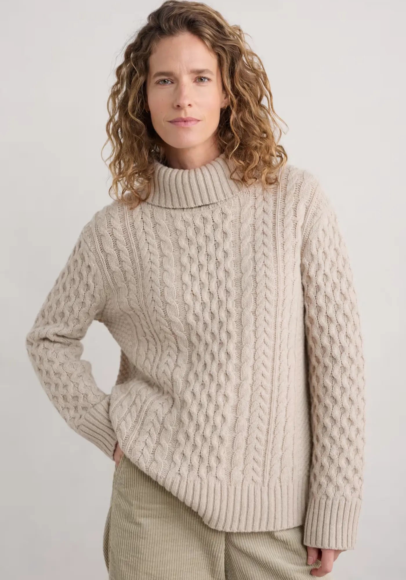 Klassischer Zopfstrickpullover in leichter und atmungsaktiver Merinowolle, ideal für jede Jahreszeit.