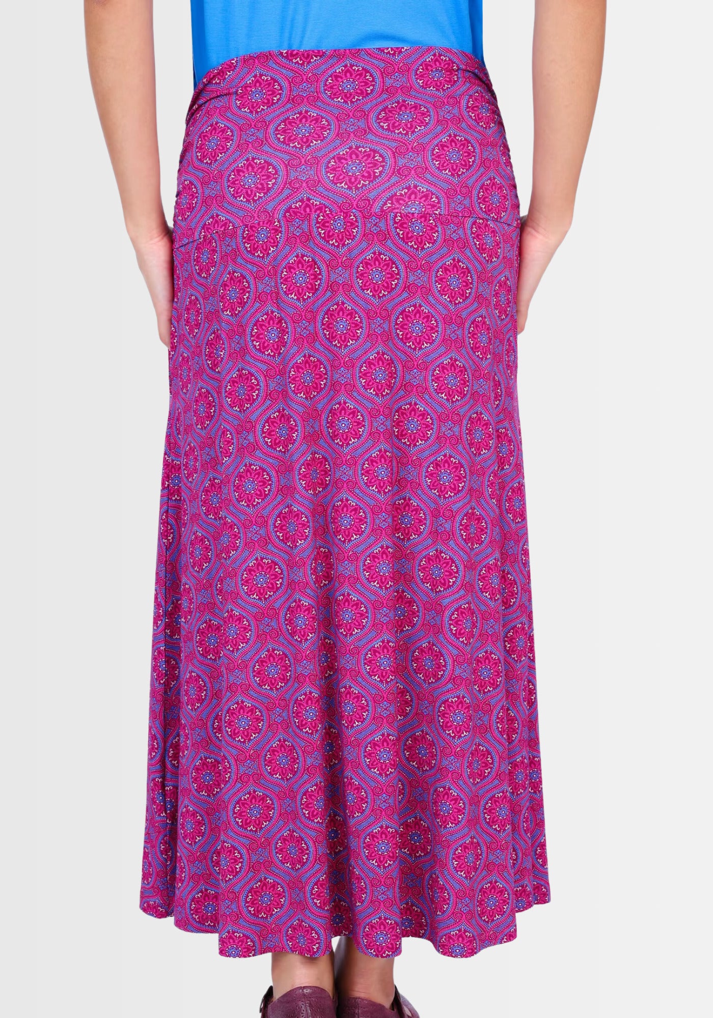 Rückansicht des farbenfrohen Rockes „Kalla“, der mit seiner raffinierten Raffung vorne und dem weichen, fließenden Viskose-Elasthan-Mix eine schmeichelnde Passform garantiert.