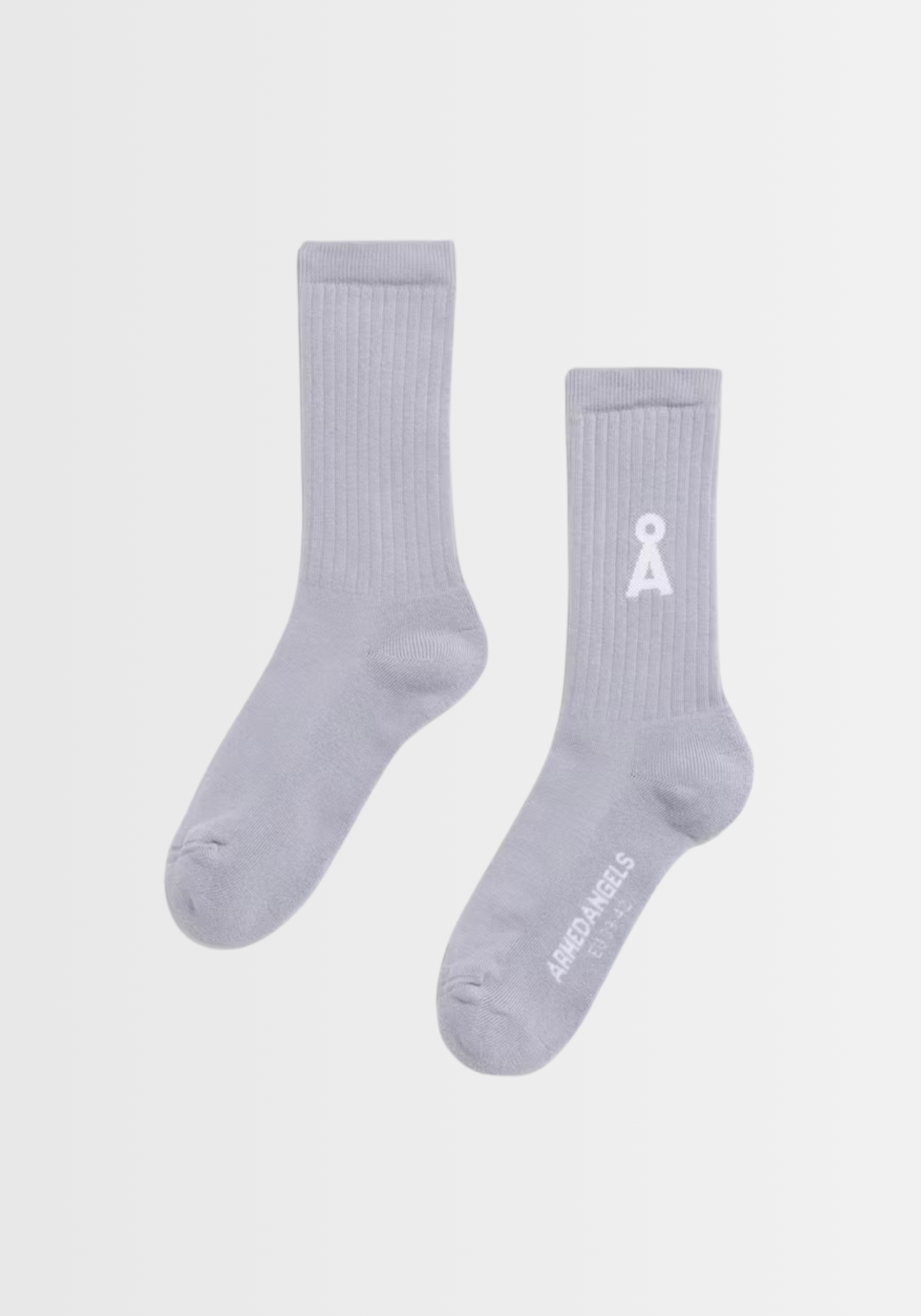 Freigestellte Ansicht der SAAMUS BOLD Socken in "misty morning". Der nachhaltige Materialmix aus Bio-Baumwolle, recyceltem Polyamid und Elasthan vereint Komfort und Umweltbewusstsein. Mit dem ikonischen A‑Logo und einer klaren, modernen Optik repräsentieren diese Socken umweltfreundliche Mode – GOTS‑zertifiziert und PETA‑approved vegan.