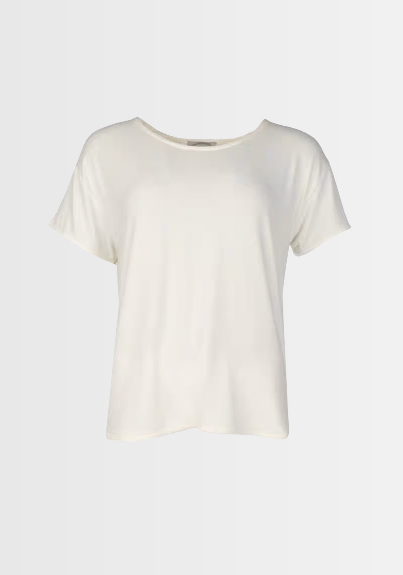 Freigestelltes T-Shirt „Betzi“ in zartem Ivory aus LENZING™ ECOVERO™-Viskose und Elasthan, mit schlichtem Rundhalsausschnitt und lockerem Kurzarmschnitt.