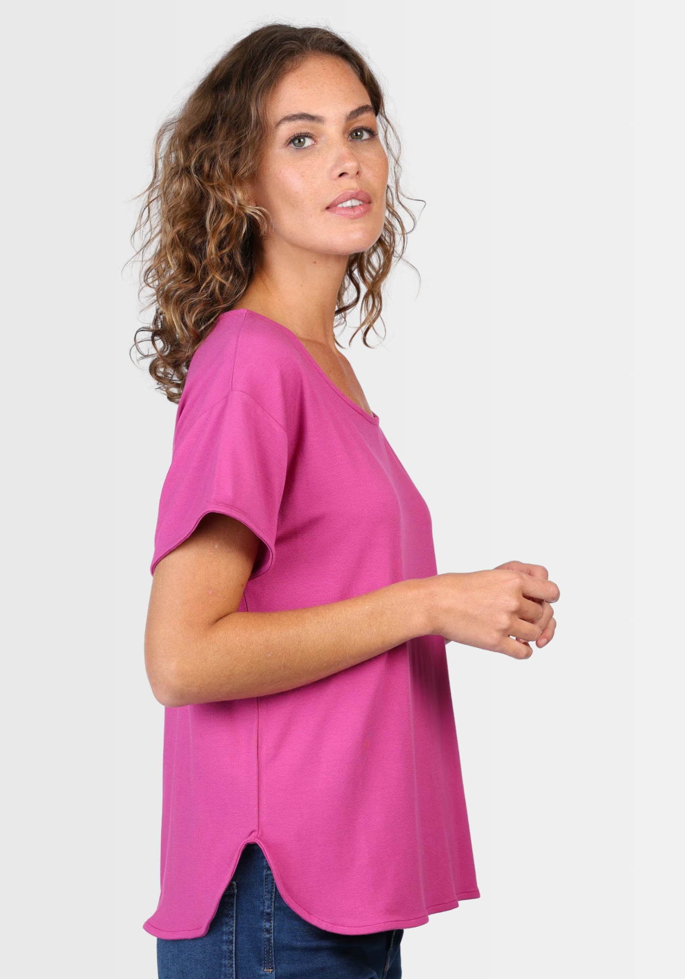 Angenehm zu tragendes Damenshirt in knalligem Pinkton, gefertigt aus LENZING™ ECOVERO™-Viskose und Elasthan, mit lässigem Kurzarm und abgerundetem Saum.