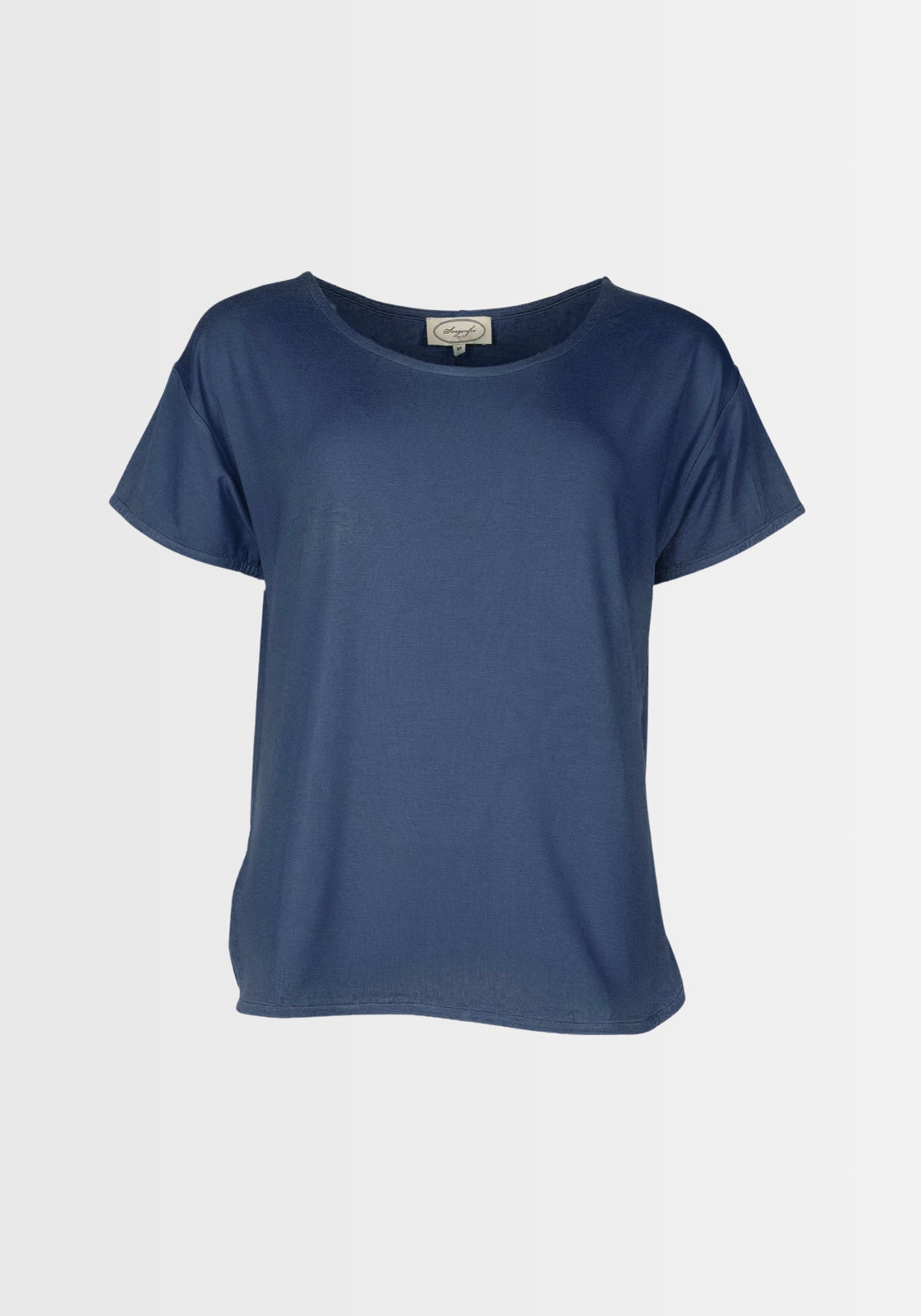 Freigestelltes T-Shirt „Betzi“ in Dunkelblau, mit kurzen Ärmeln und Rundhalsausschnitt, aus LENZING™ ECOVERO™-Viskose für nachhaltigen Tragekomfort.