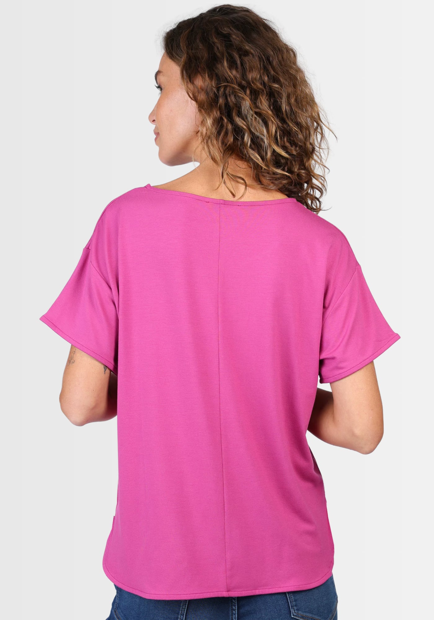 Die Rückseite des T-Shirts „Betzi“ zeigt eine mittige Naht und den lockeren Fall, der sich perfekt für den Alltag eignet.