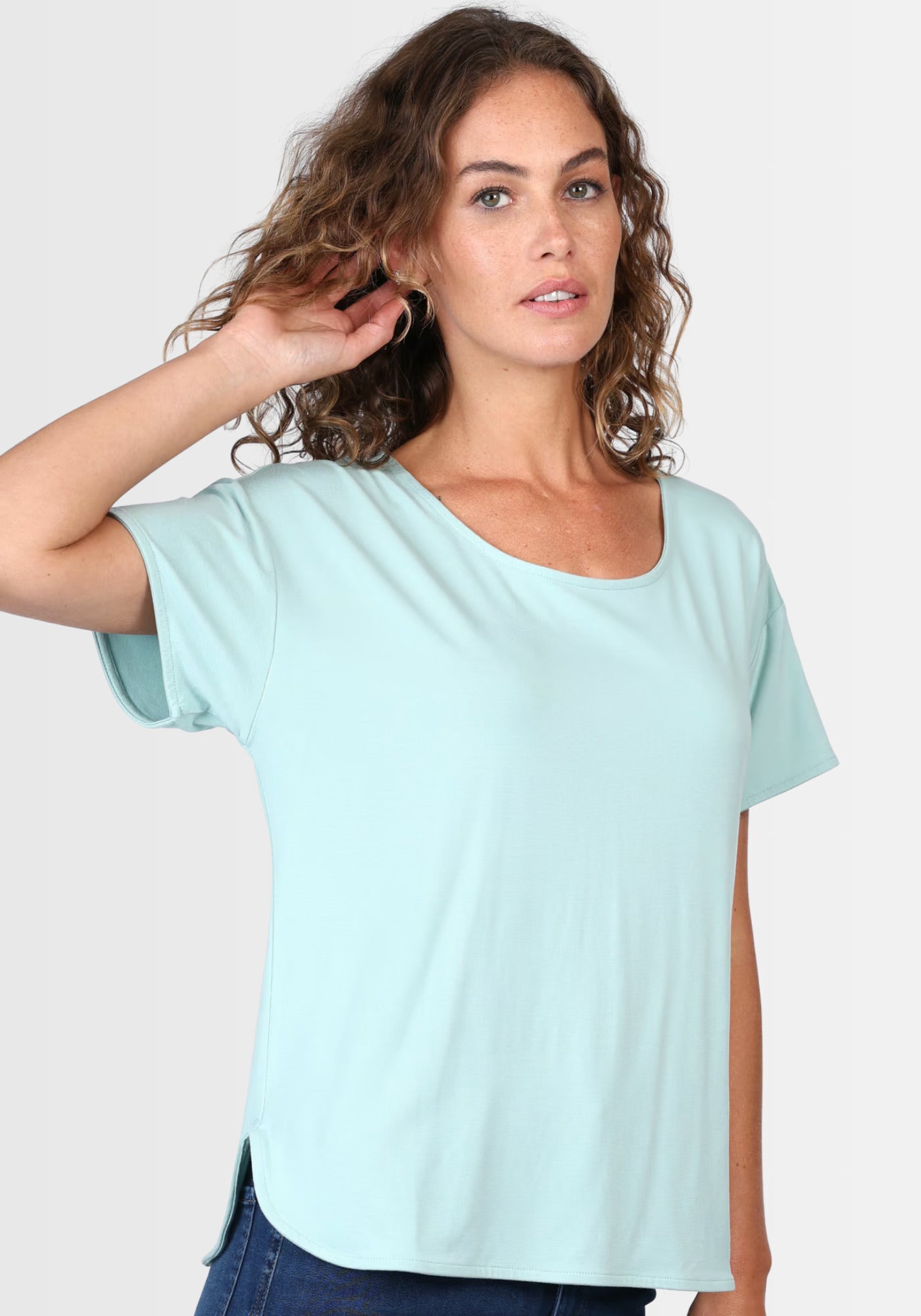 Model präsentiert das T-Shirt "Betzi" in einem frischen Turquoise-Ton, gefertigt aus 95% LENZING™ ECOVERO™ Viskose und 5% Elasthan. Der schlichte Rundhalsausschnitt und der locker geschnittene Stil machen es zum idealen Basic für jeden Tag.