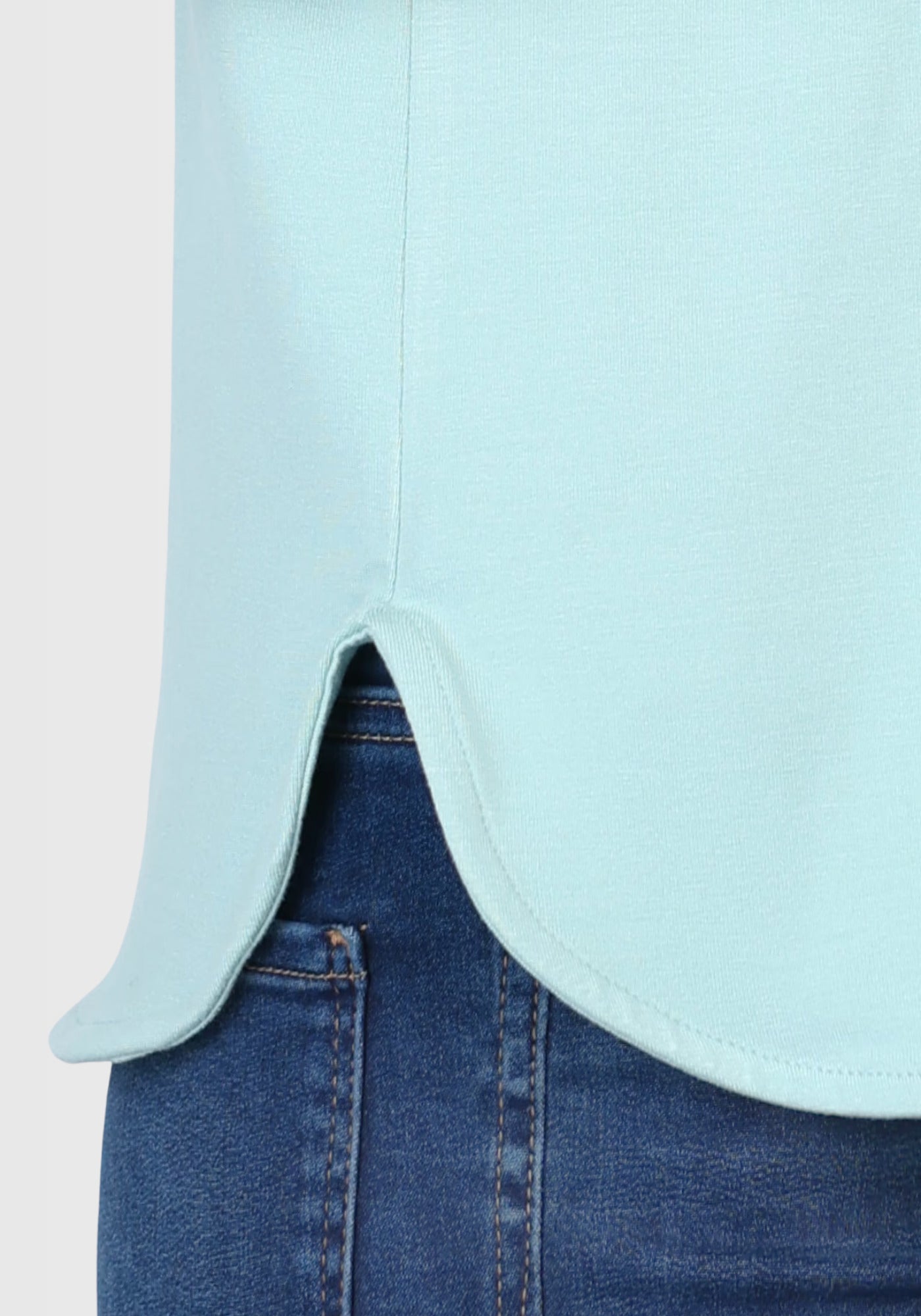 Seitenansicht des T-Shirts "Betzi" in Turquoise, die den lockeren Schnitt und die kurzen Ärmel hervorhebt – perfekt kombinierbar mit Jeans oder Rock für einen entspannten Alltagslook.