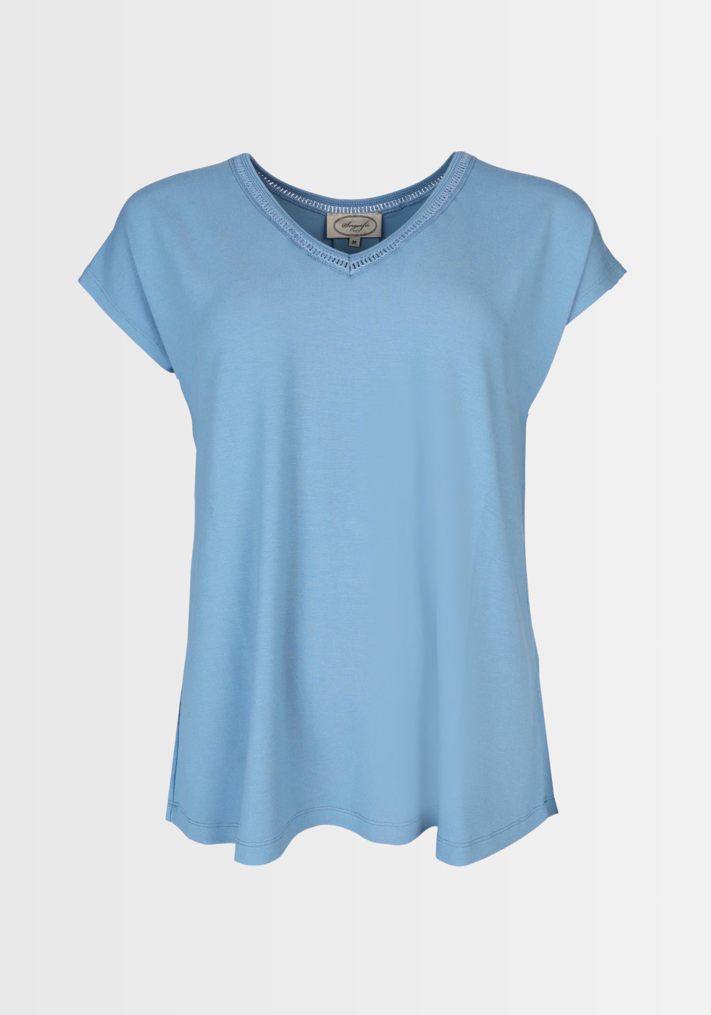 Freigestellte Ansicht des T-Shirts „Nylara“ in Swedish Blue von Sorgenfri Sylt. Gefertigt aus 95% LENZING™ ECOVERO™ Viskose und 5% Elasthan, besticht es durch einen eleganten V-Ausschnitt und eine lockere Passform – ein sommerliches Must-Have.