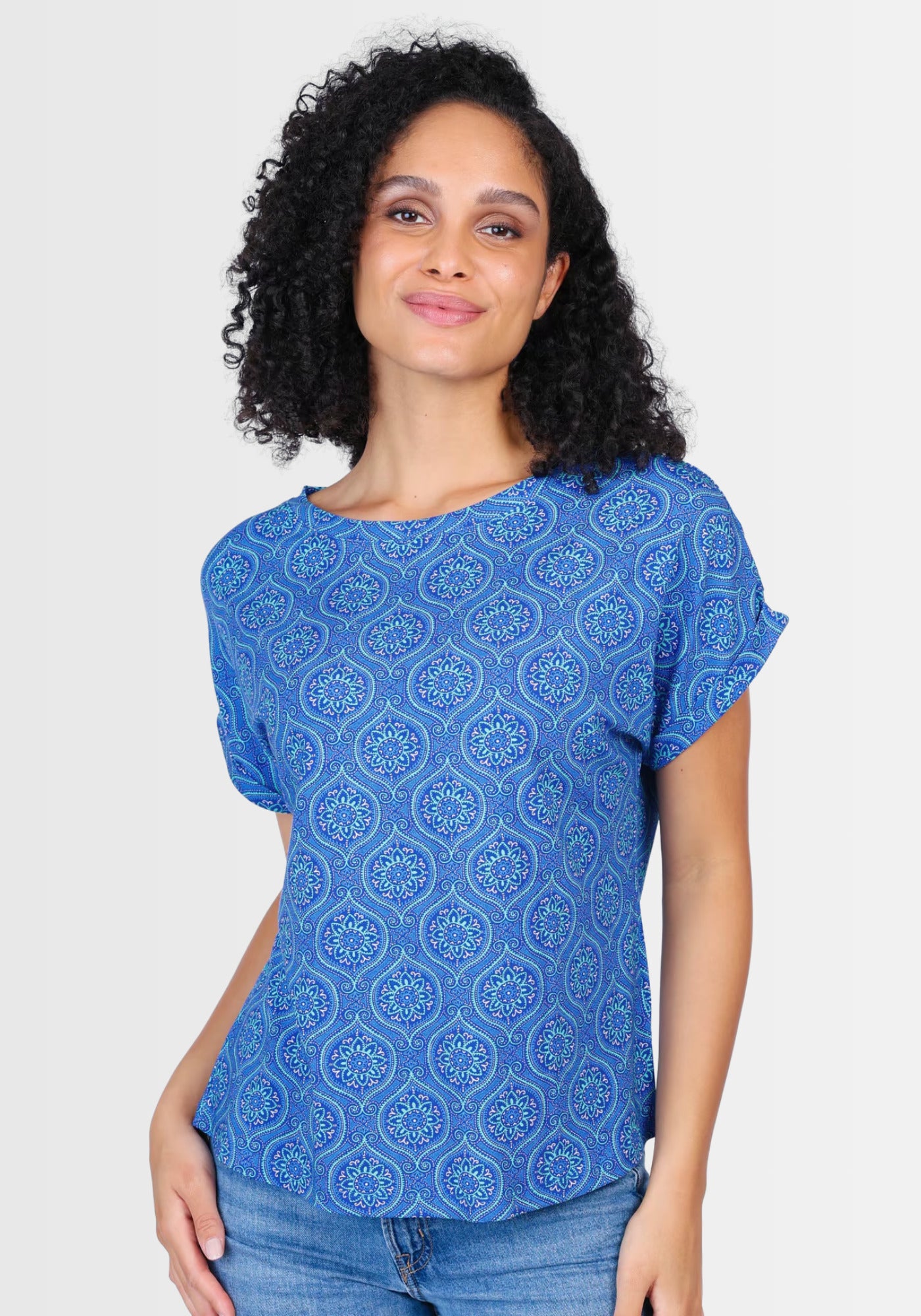 Vorderansicht des T-Shirts „Vroni“ in leuchtendem Lapiston, verziert mit einem dekorativen Mandala-Print. Der U-Boot-Ausschnitt und die schmalen Ärmelaufschläge verleihen einen modernen Boho-Chic-Look.