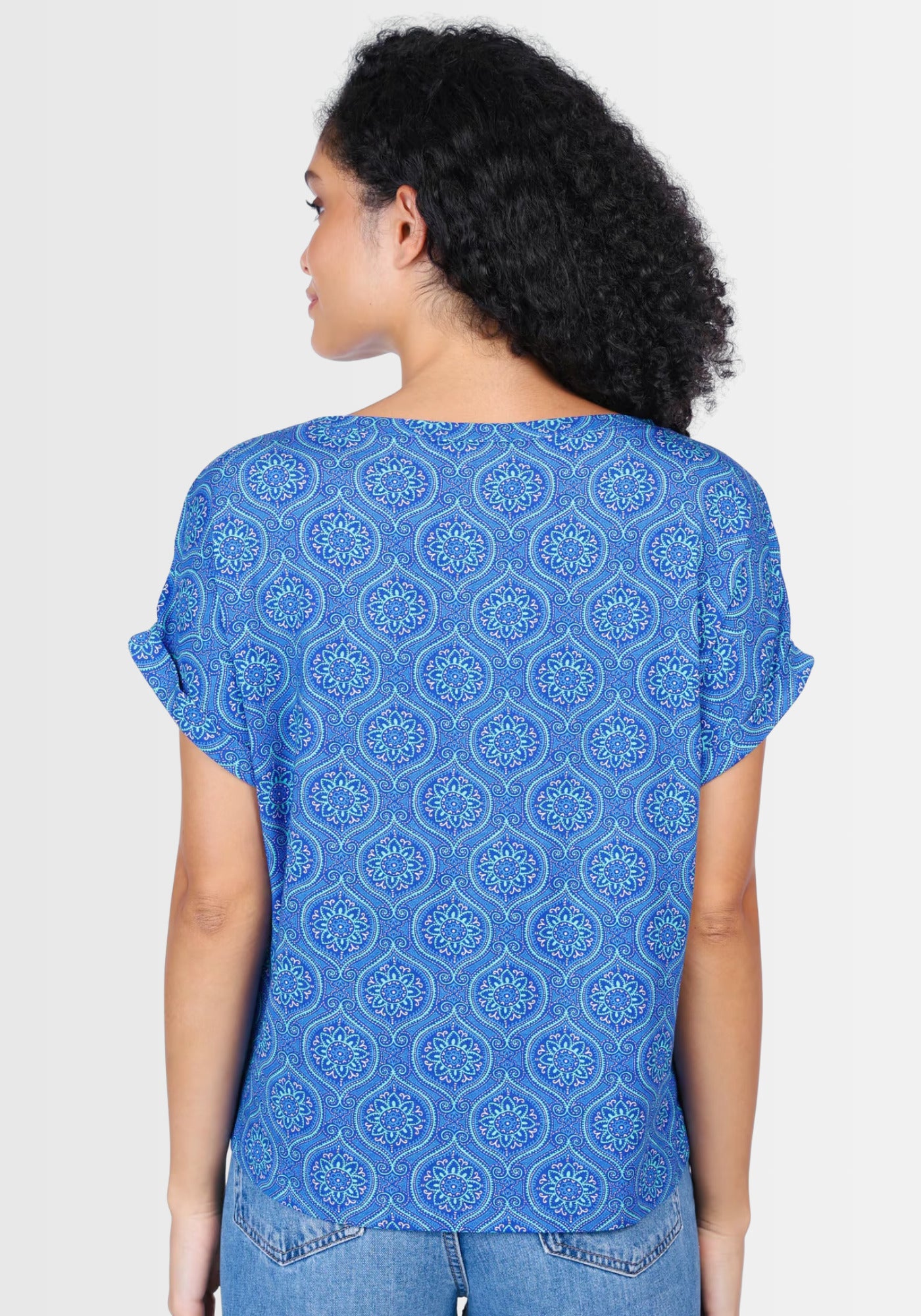 Rückansicht des kurzärmeligen T-Shirts „Vroni“ in tiefem Blau. Der elastische Stoff aus LENZING™ ECOVERO™ Viskose betont den lockeren, femininen Stil und passt sich unterschiedlichen Figurtypen an.