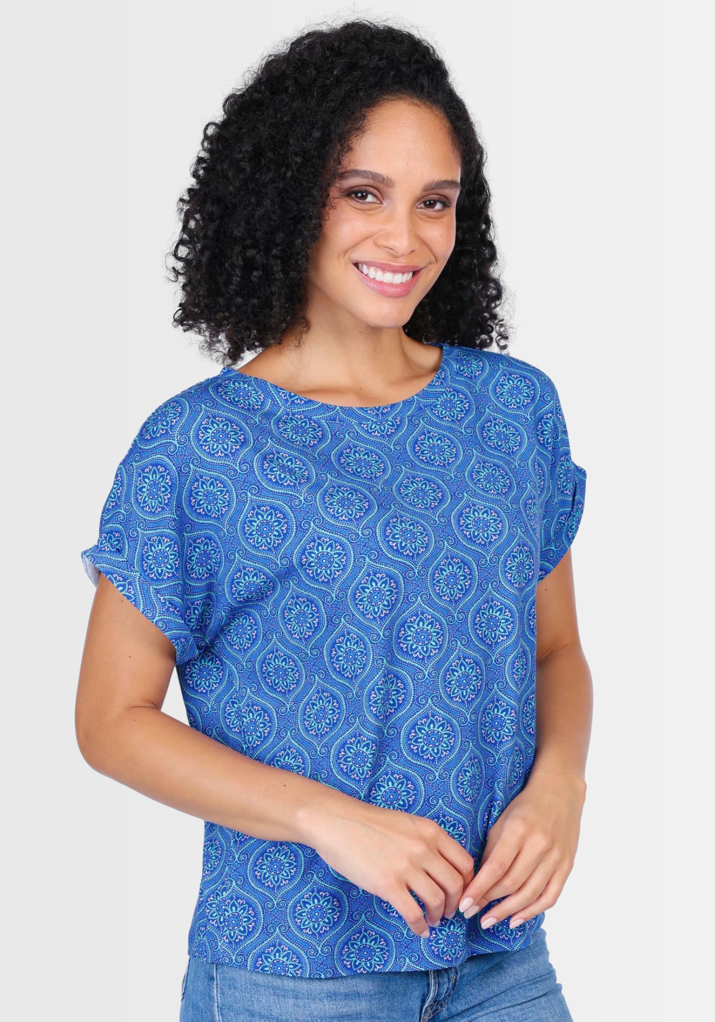 Seitenansicht des locker geschnittenen T-Shirts „Vroni“ in Lapis mit mandalainspiriertem Print. Die nachhaltige Eco-Viskose-Qualität und der lässige Schnitt sorgen für einen angenehmen Tragekomfort im Alltag.