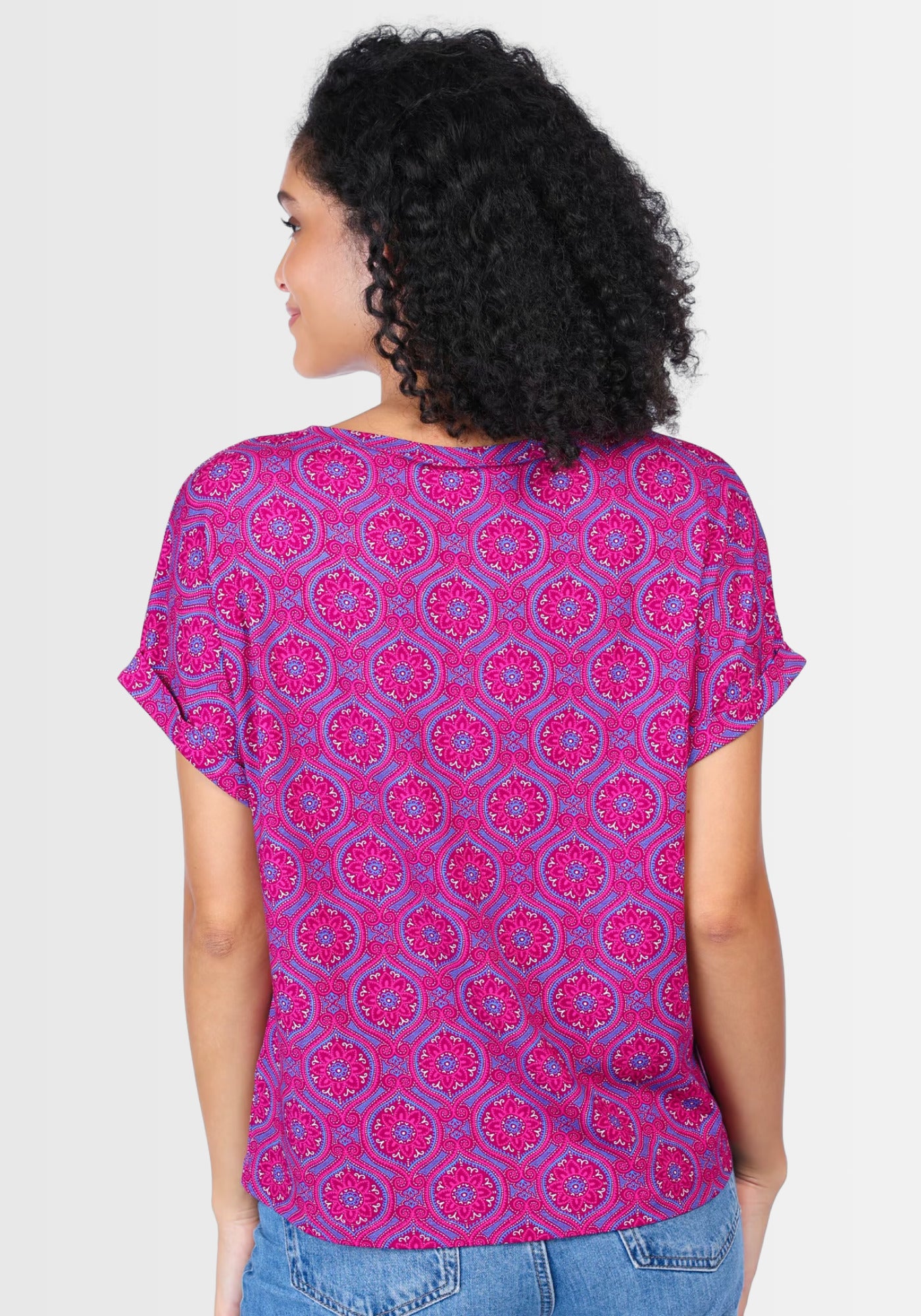 Rückansicht des kurzärmeligen T-Shirts „Vroni“ in leuchtendem Rotton. Der bequeme, lockere Schnitt und der feine Mandala-Print machen es zum perfekten Basic für Alltag und Freizeit.