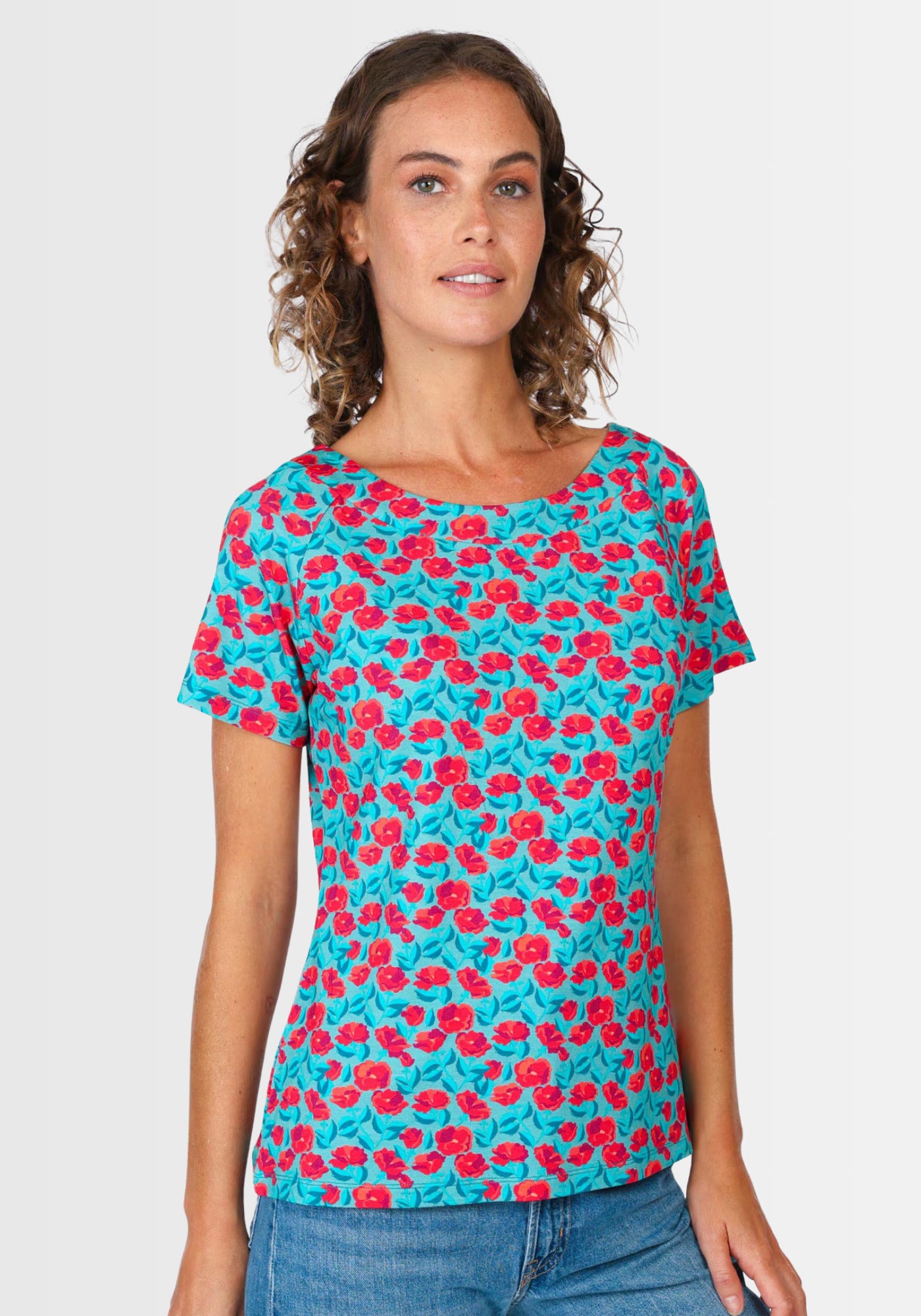 Vorderansicht des T-Shirts „Zoe rosy“ in Türkis mit floralem Druck. Der leichte U-Boot-Ausschnitt und der Raglanarm verleihen dem Shirt eine feminine Ausstrahlung und sorgen für eine komfortable Passform.