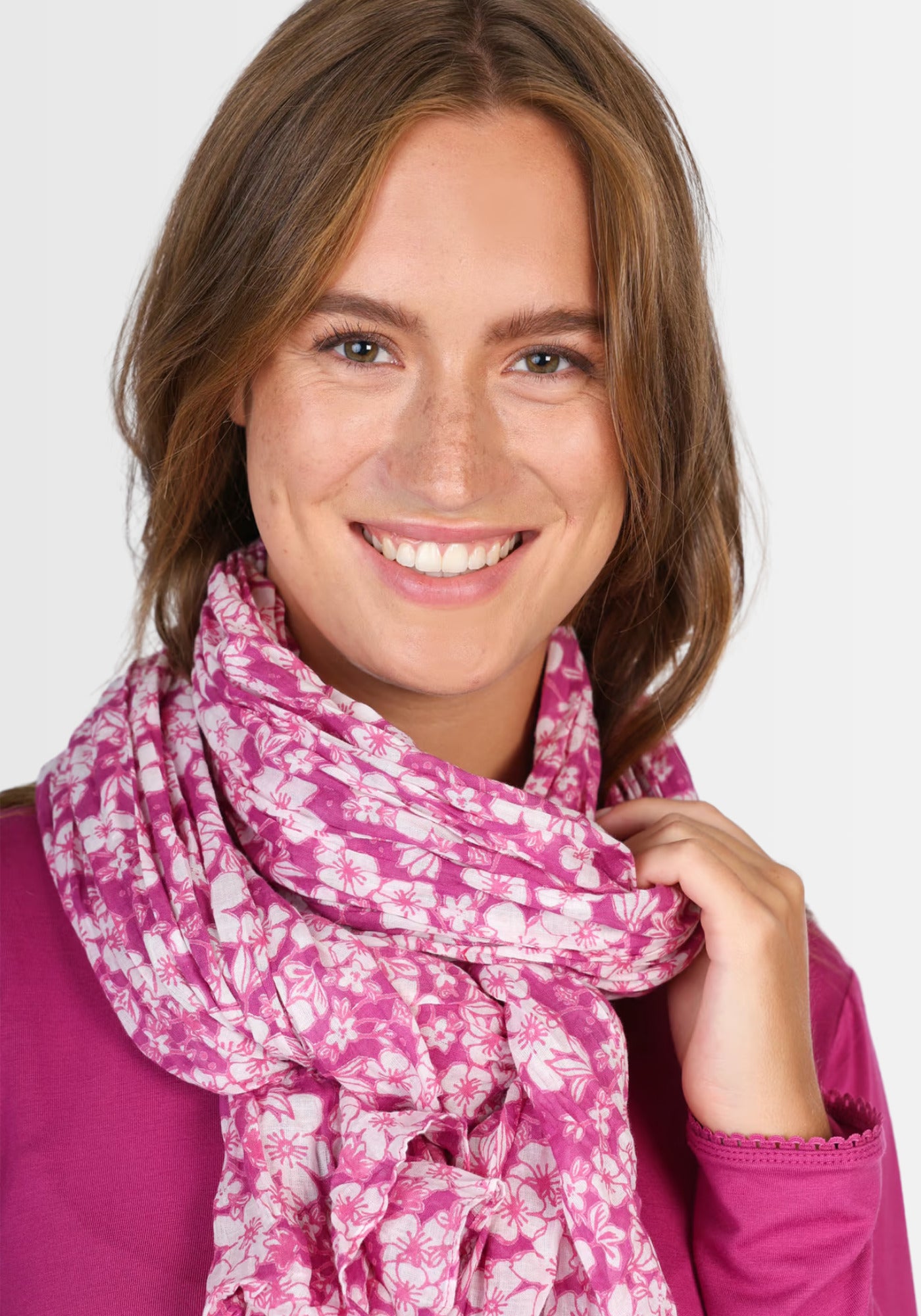 Ein Model trägt den „Nawel – raspberry“ Schal von Sorgenfri Sylt. Der Bio-Baumwollschal besticht durch seinen harmonischen Farbverlauf und exklusiven Druck – ideal kombinierbar zu Kleidern und Röcken.