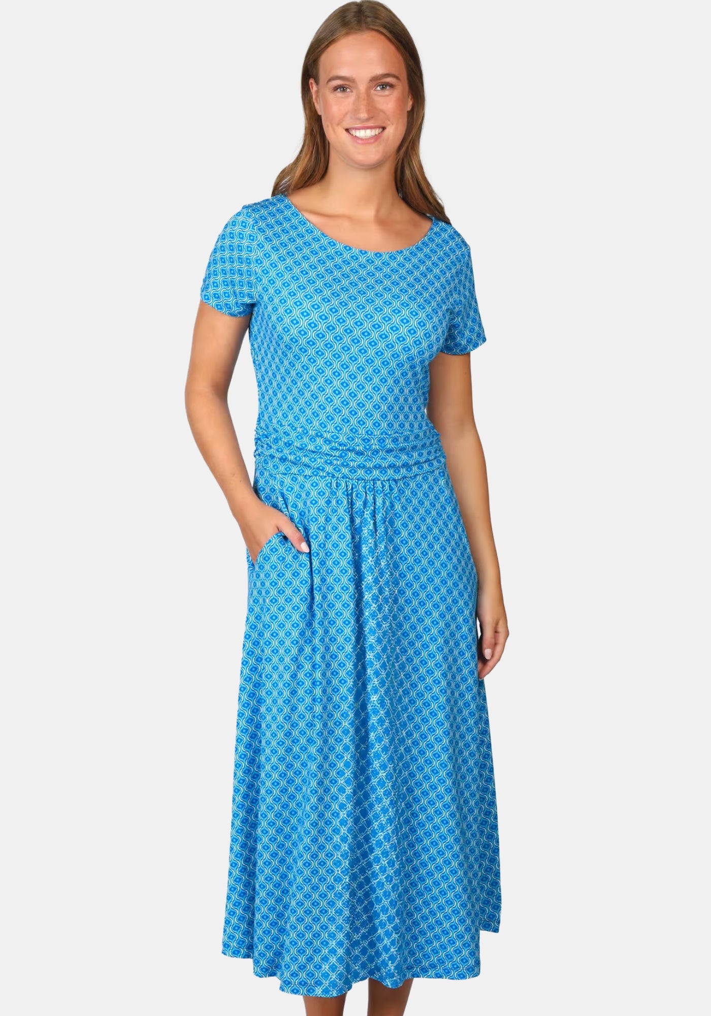 Modell im Sorgenfri Sylt Kleid Malind Summer Tile – lapis | tailliertes Midikleid mit U‑Boot‑Ausschnitt, kurzen Ärmeln und schwingendem Rock