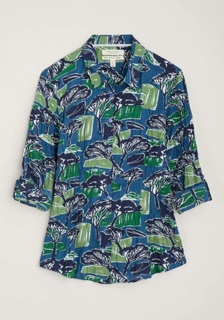 Pflegeleichte Larissa Bluse mit lässiger Knitteroptik, Sketchbook Trees Sea Cave Print und langen Ärmeln zum Hochkrempeln.