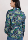 Luftige Bluse aus organischer Baumwolle mit Baumprint, einfach waschen und drehen für den Knitterlook, bequem und nachhaltig.