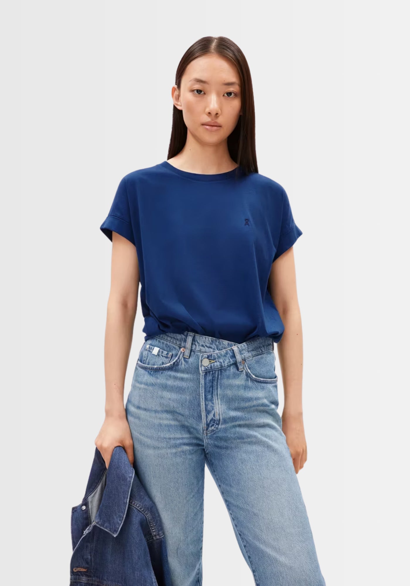 Frau trägt das IDAARA T-Shirt in Faded Indigo, GOTS-zertifiziert und PETA-approved vegan, ideal für den nachhaltigen Kleiderschrank.