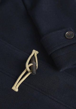 Mit dem Cardinham Duffle Mantel in Blau bleibst du warm und modisch. Recycelter Wollmix, Kapuze und Holzknöpfe machen ihn zum Must-have für die kalte Jahreszeit.

