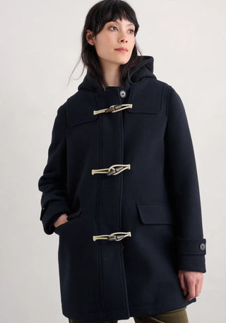 Entdecke den Cardinham Dufflecoat in Blau aus recycelter Wolle. Mit Kapuze und klassischen Details hält er dich stilvoll warm. Jetzt bei Lieblingsstuecke erhältlich.