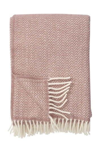 Chevron Wolldecke in Pink, 130 x 200 cm. Aus 100% Bio-Lammwolle, frei von Pestiziden und Chemikalien, mit zeitlosem Muster, perfekt für gemütliche Abende.