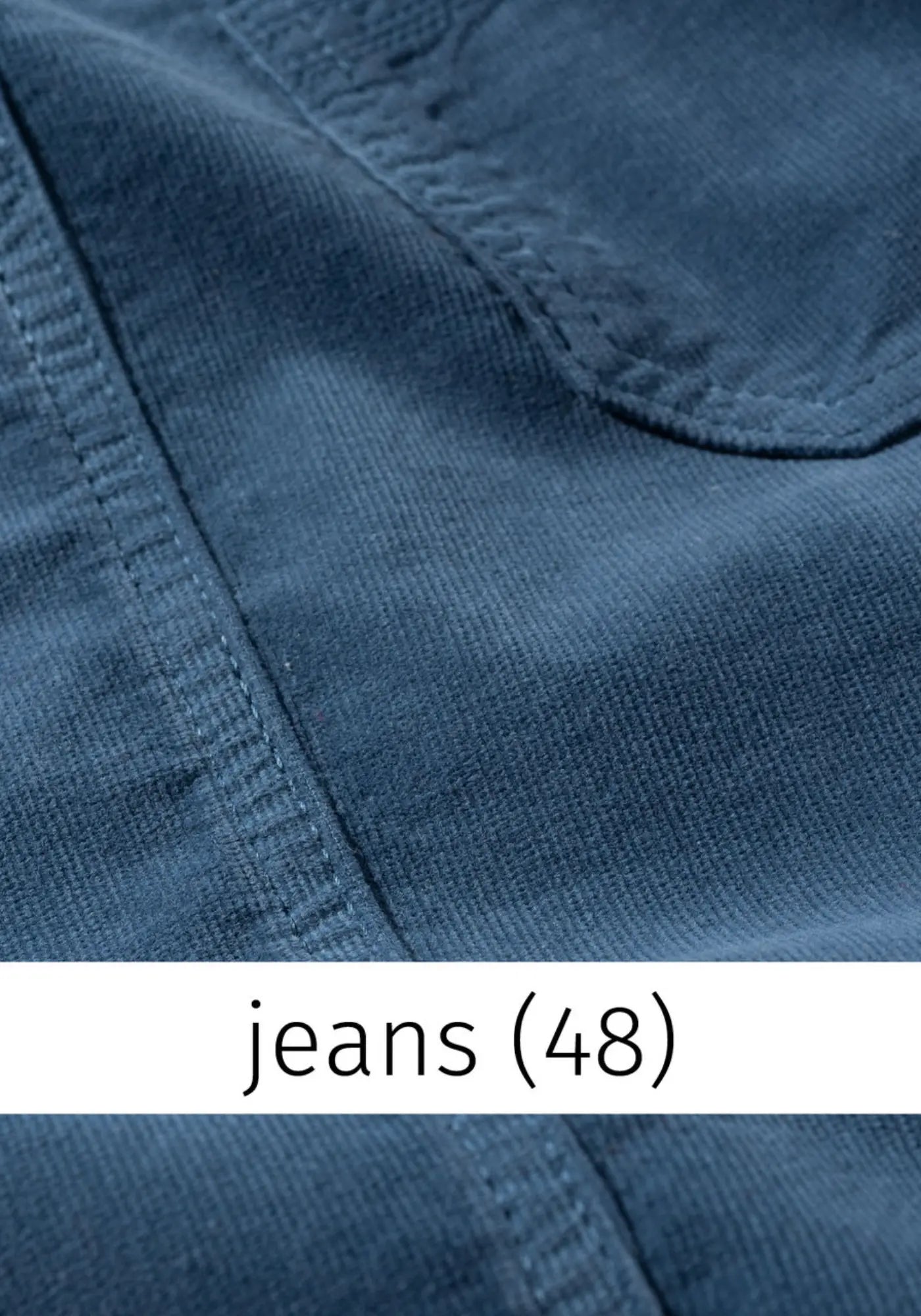 Detailaufnahme der Cordhose in Jeansblau aus 98% Bio-Baumwolle und 2% Elasthan mit GOTS-Zertifizierung. Nachhaltige Damenhose von HEIDEKÖNIGIN.