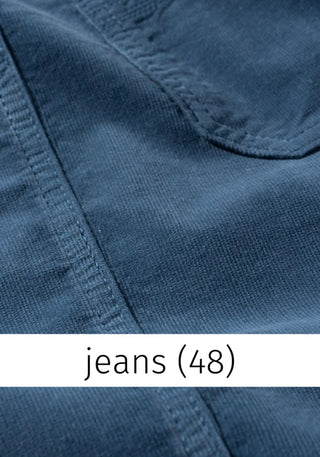 Detailaufnahme der Cordhose in Jeansblau aus 98% Bio-Baumwolle und 2% Elasthan mit GOTS-Zertifizierung. Nachhaltige Damenhose von HEIDEKÖNIGIN.