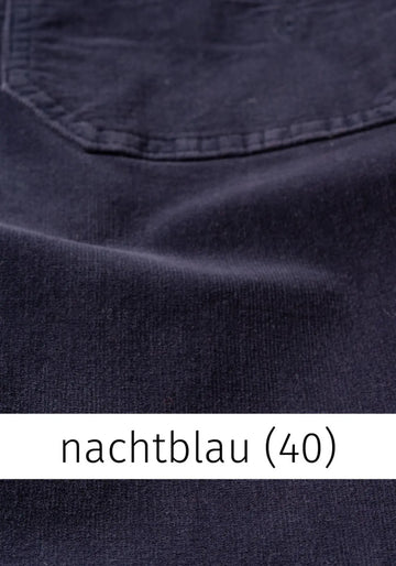 Nachtblaue Cordhose aus Bio-Baumwolle und Elasthan, GOTS-zertifiziert, gefertigt in der Türkei.