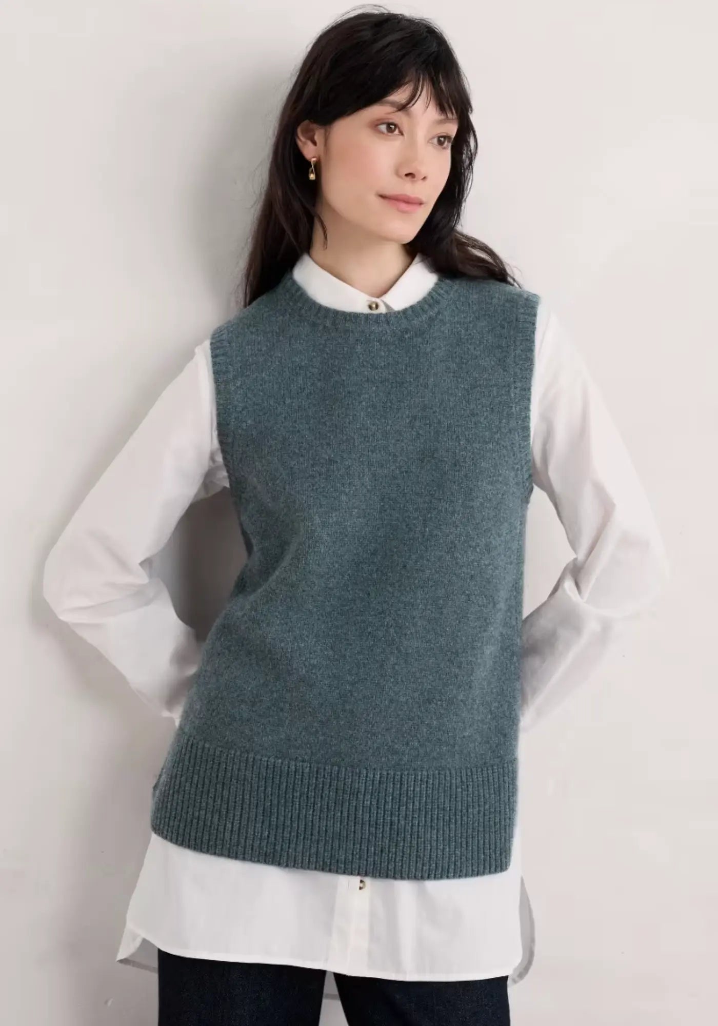 Coupling Vest in Grau aus Merino-Mix, erhältlich bei lieblingsstuecke.shop. Entspannter Schnitt und seitlicher Schlitz für stilvolle Outfits.