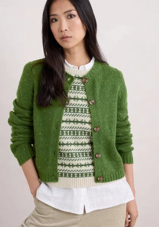Dawson Strickjacke aus weicher Merinowolle, recyceltem Nylon und Yak-Wolle in Grün, mit hohem Rundhalsausschnitt und Knopfverschluss.